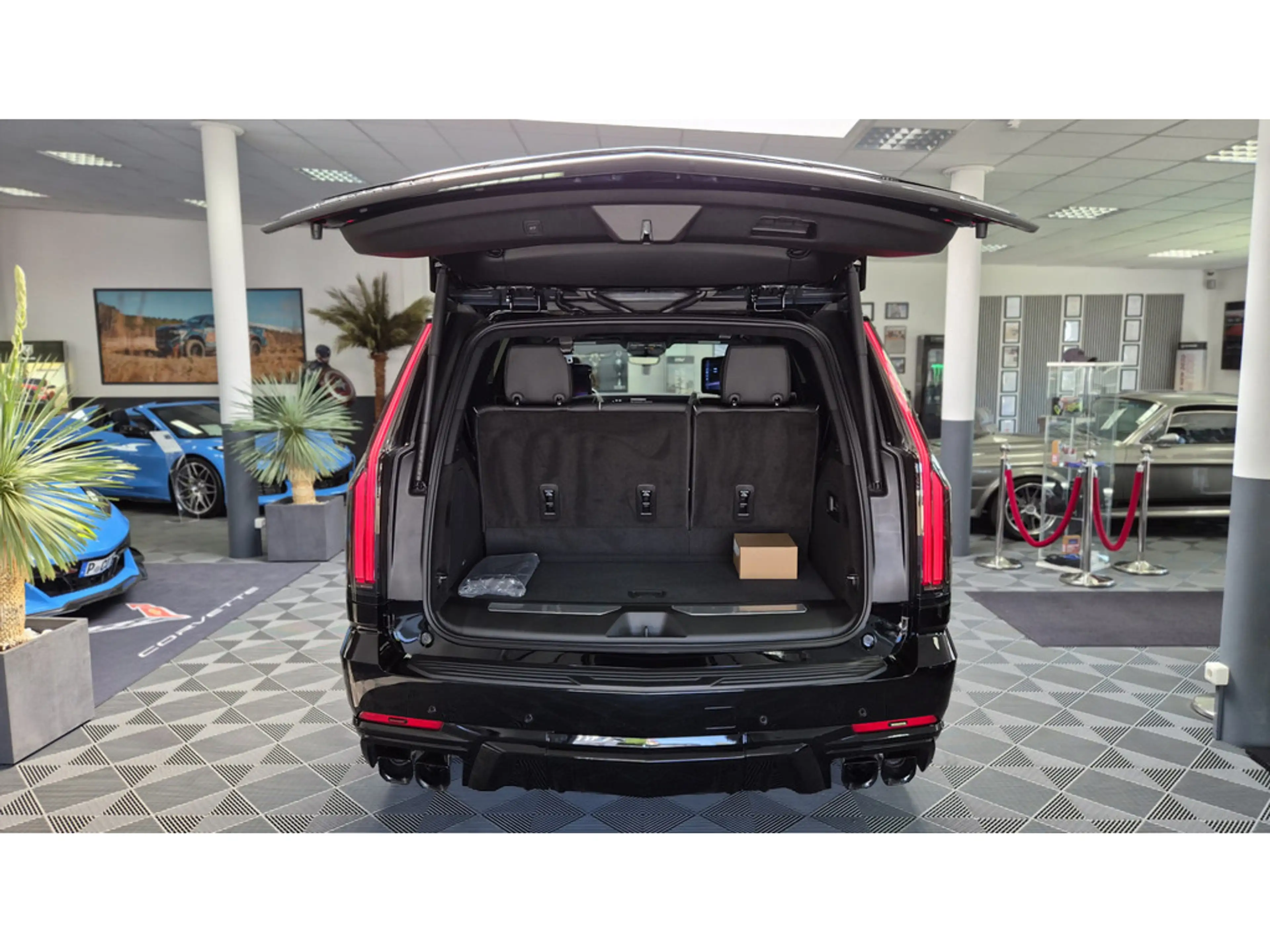 Cadillac Escalade V-Series MY2026 692 PS Leder weiß/schwarz — photo 16