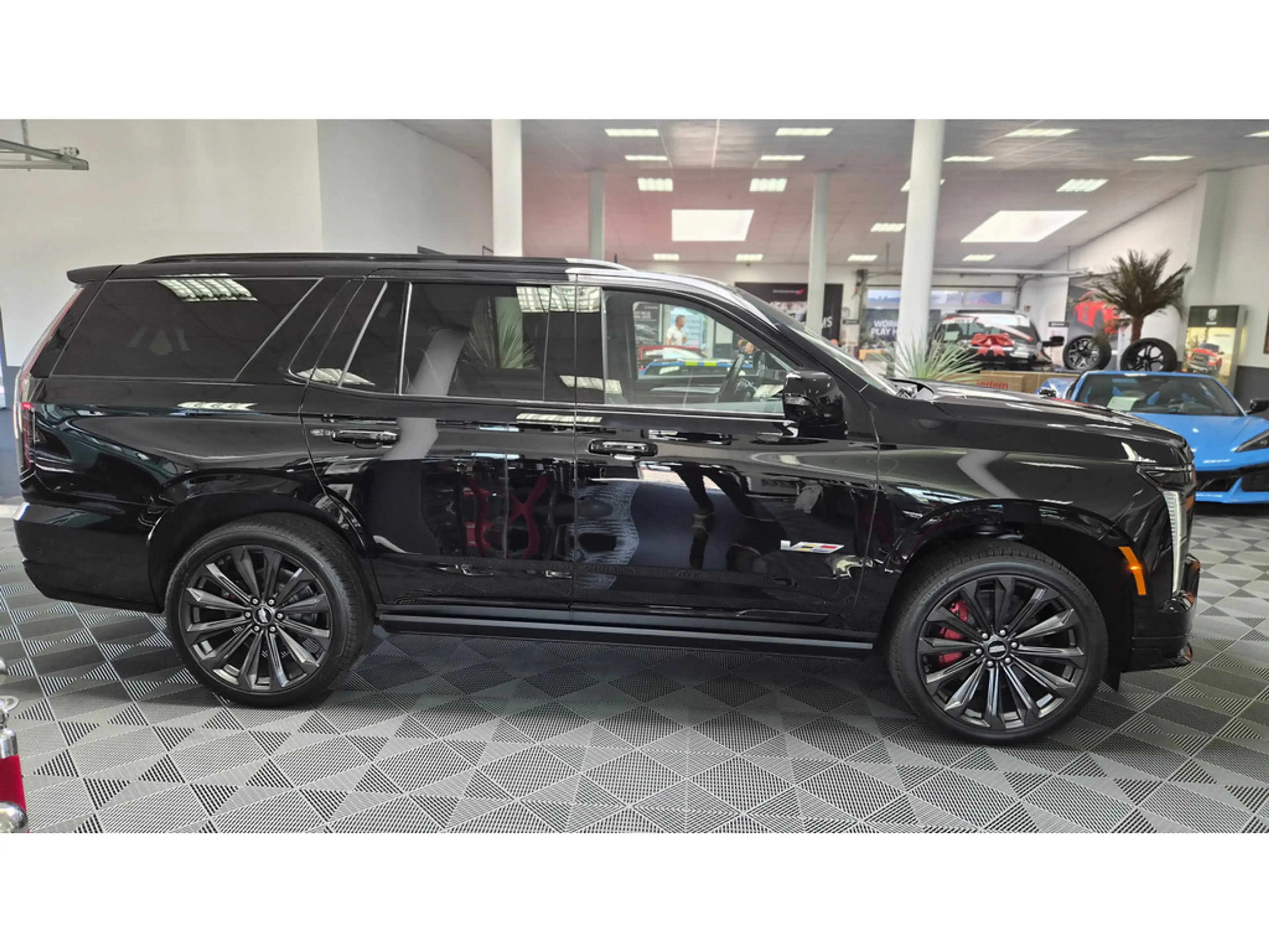 Cadillac Escalade V-Series MY2026 692 PS Leder weiß/schwarz — photo 2