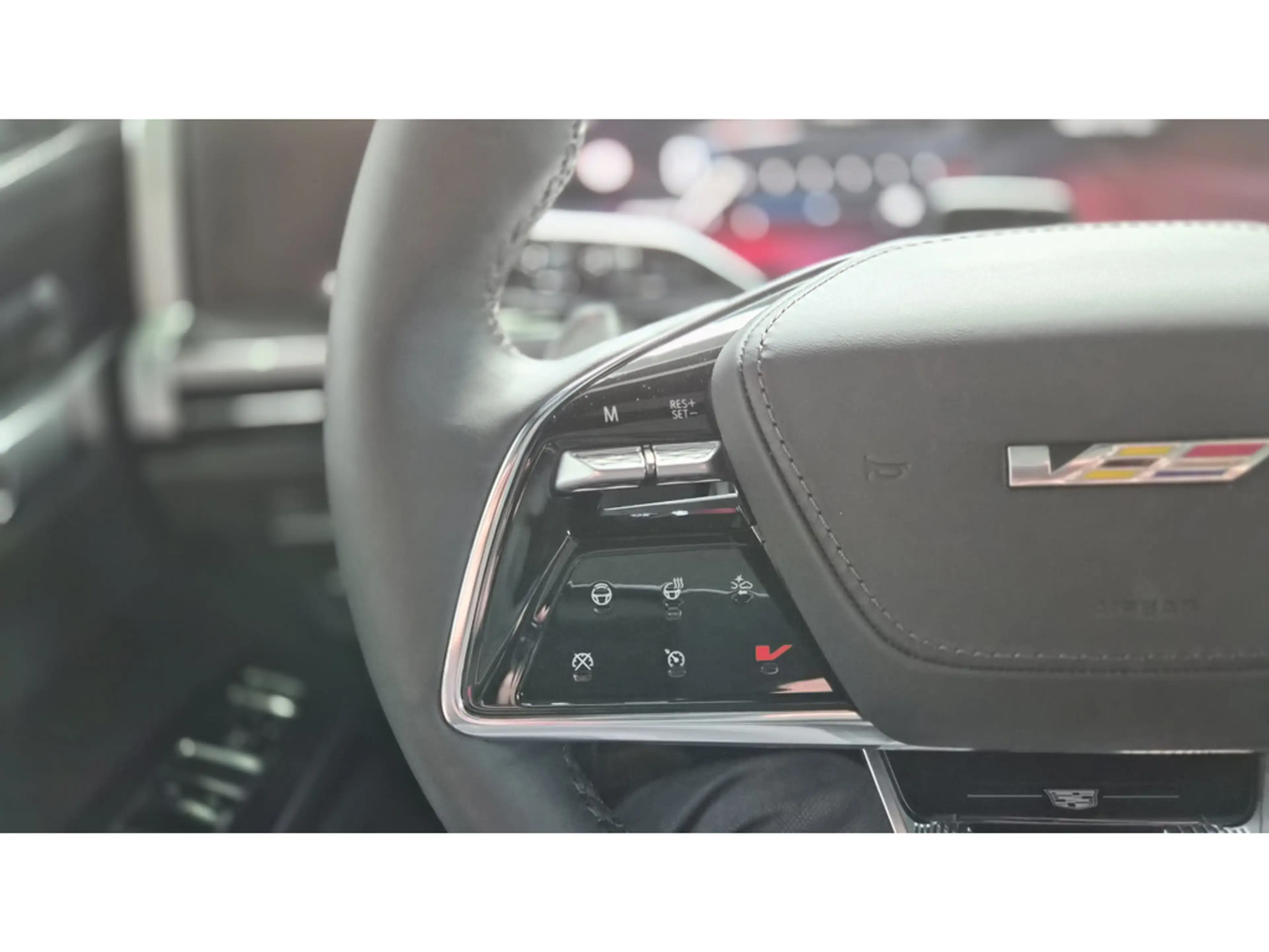 Cadillac Escalade V-Series MY2026 692 PS Leder weiß/schwarz — photo 28