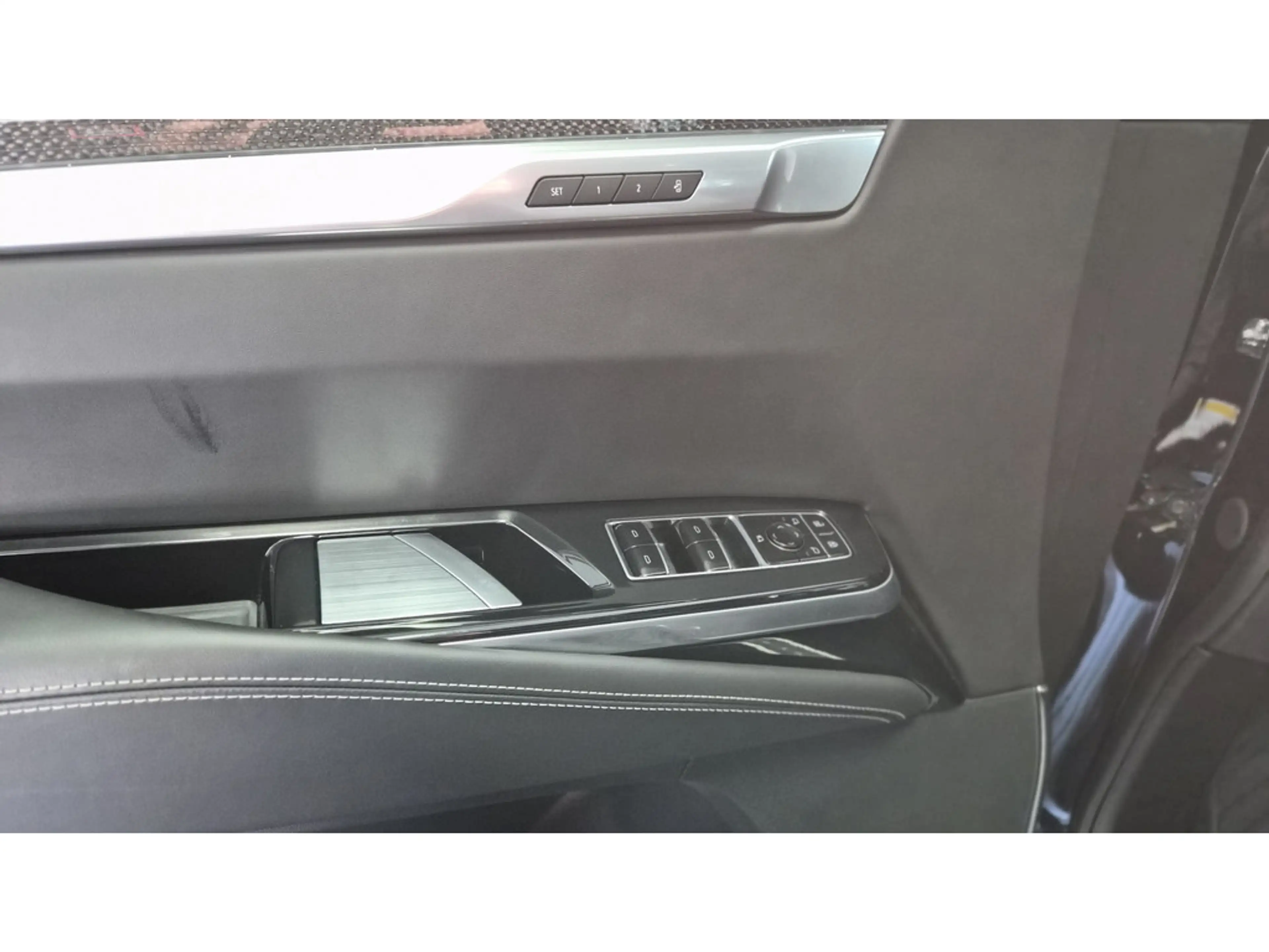 Cadillac Escalade V-Series MY2026 692 PS Leder weiß/schwarz — photo 30