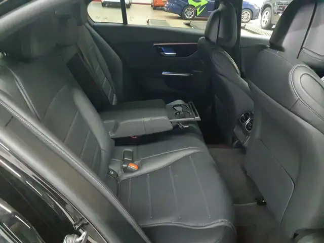 Mercedes-Benz 220 view 13