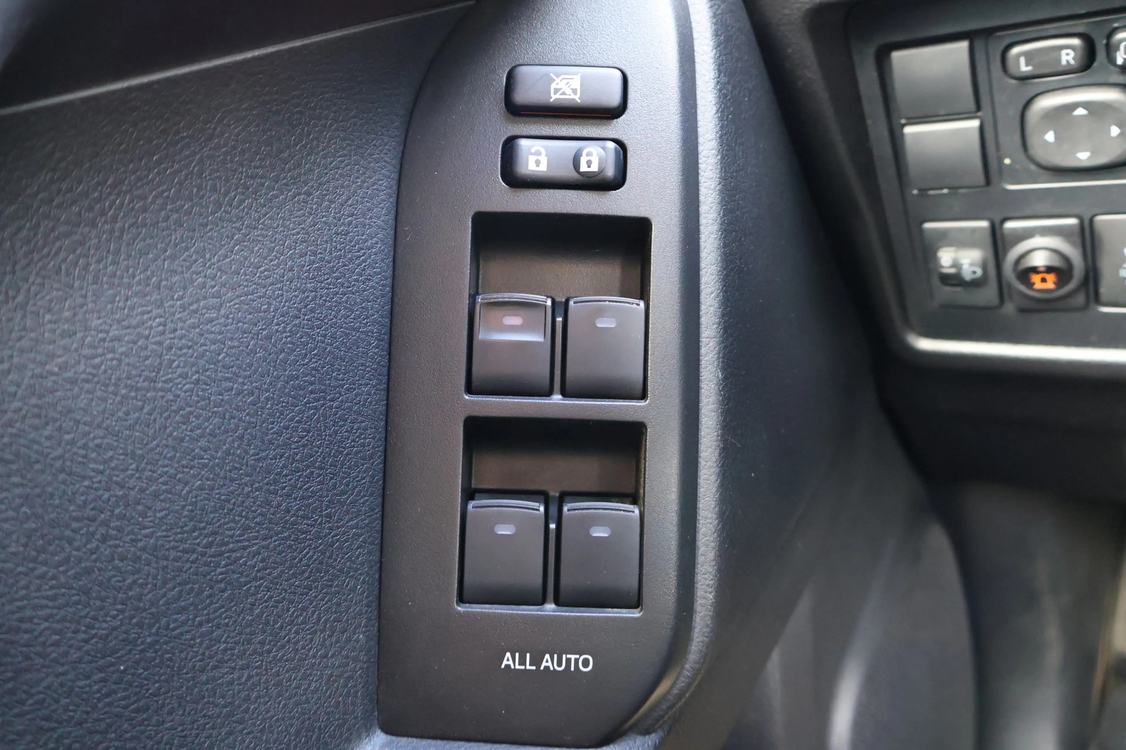 Toyota Land Cruiser 2.8 D-4D-F Challenger Window Van — photo 32