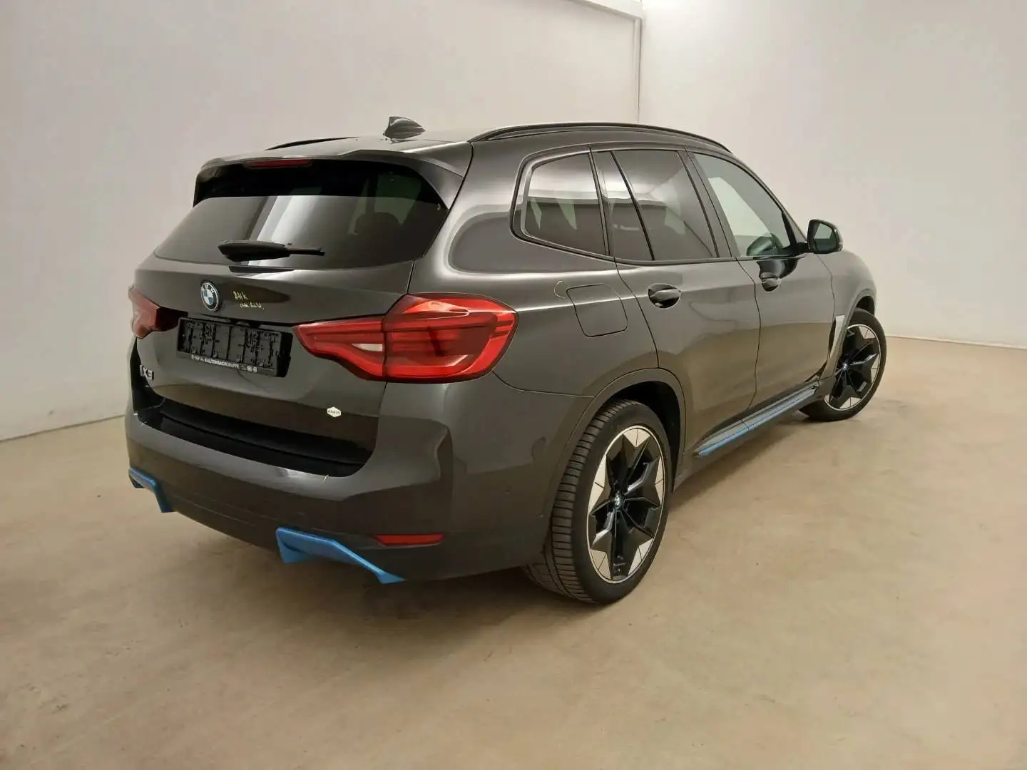 BMW iX3 ImpressiveDRIVING ASS+/LED+/PANO/360°KAM/AK Šedá - 2
