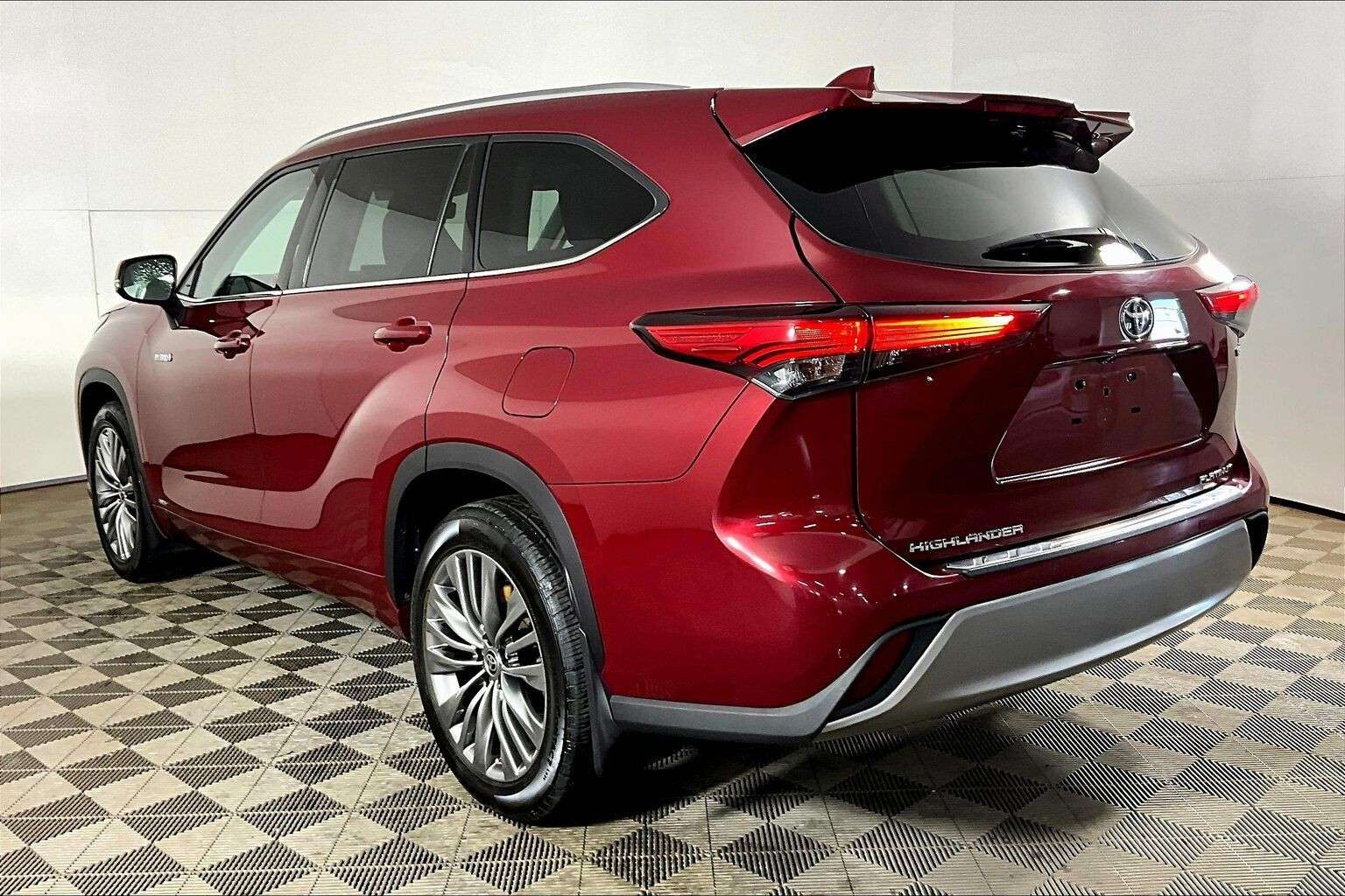 used 2020 Toyota Highlander car, priced at $33,498