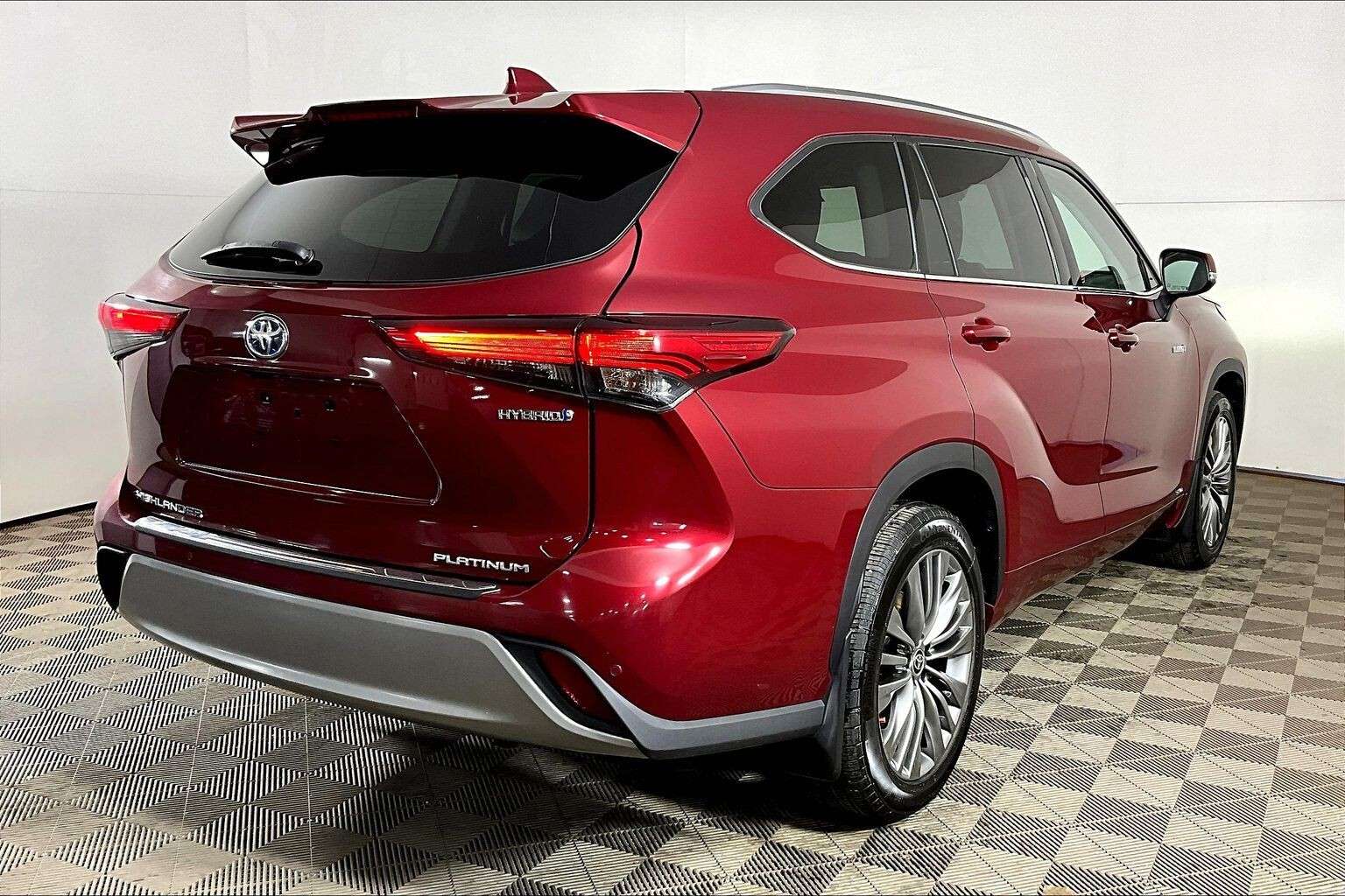 used 2020 Toyota Highlander car, priced at $33,498