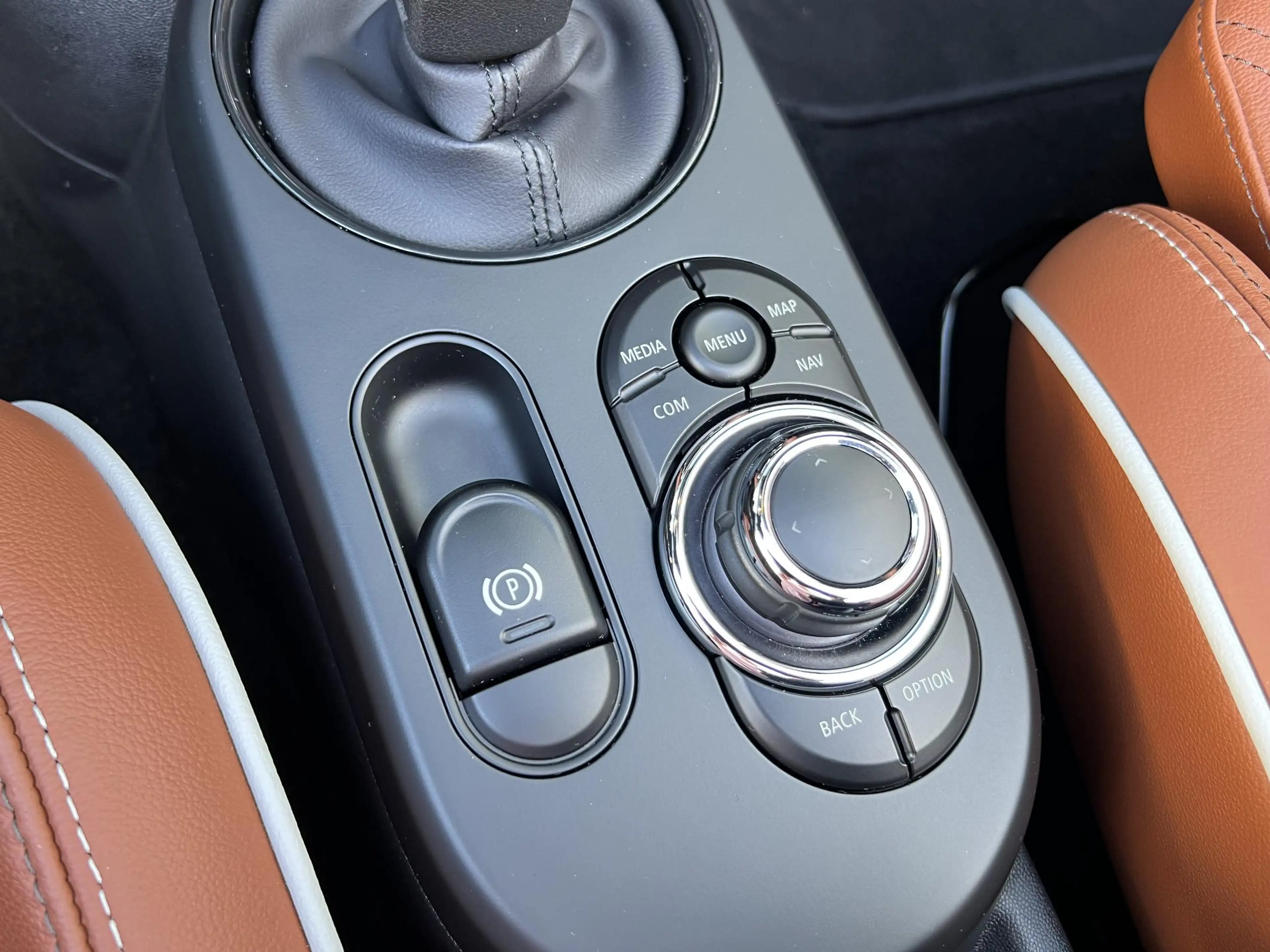 MINI John Cooper Works Cabrio 2.0 Essential 231 PK / Head-up / Leder / Harmann K — photo 30