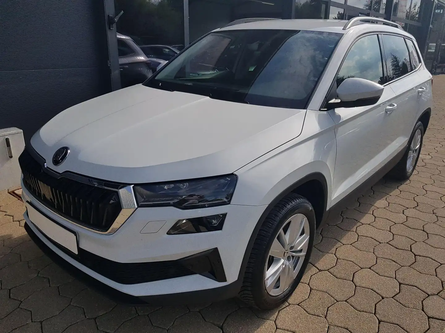 Skoda Karoq Selection 1,5TSI DSG 110KW/150PS Navi Columbus,... Weiß - 1