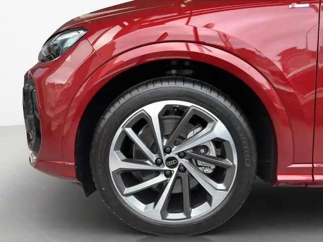 Audi Q5 view 3