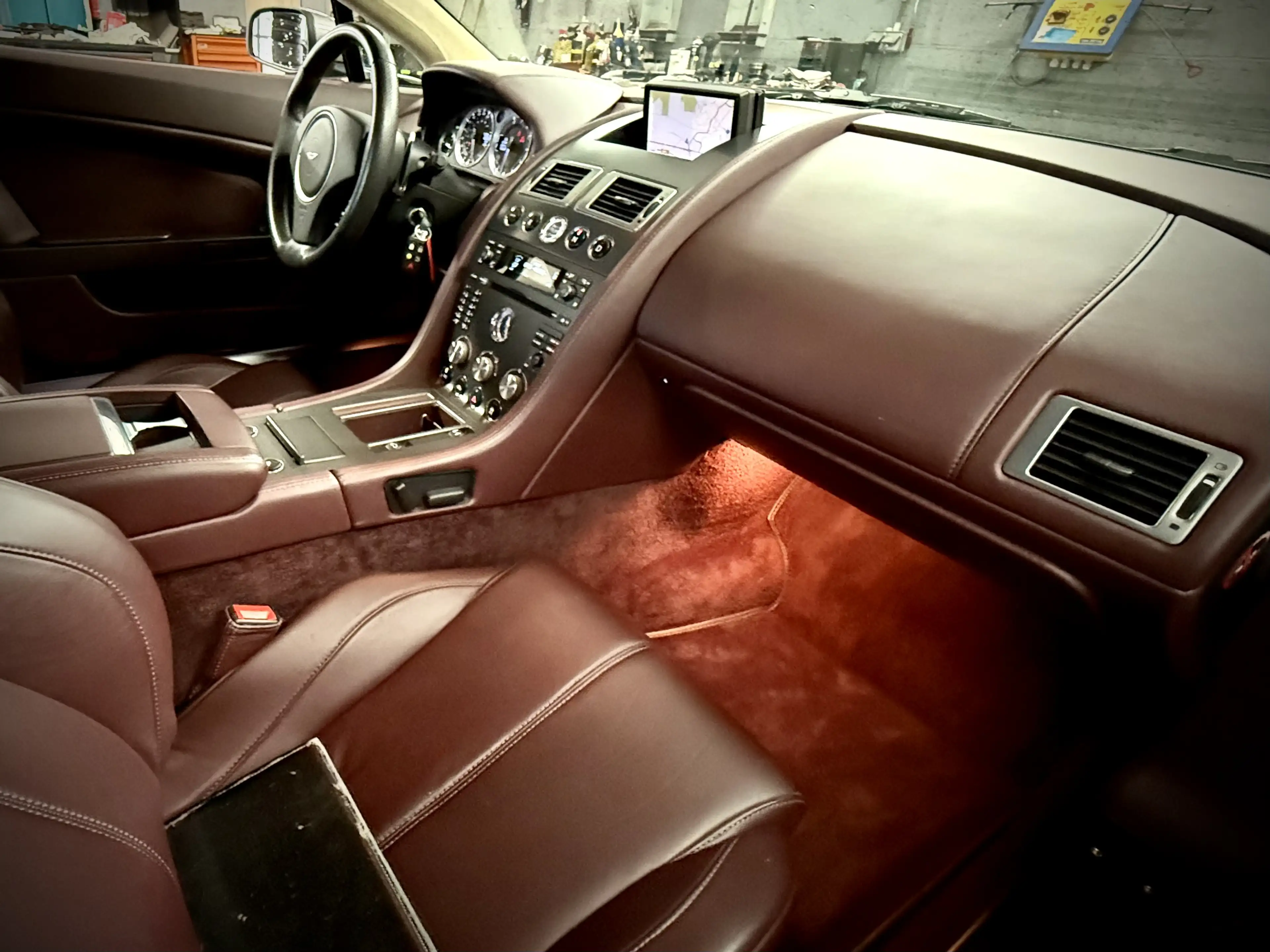 Aston Martin V8 4.3i Sportshift — photo 8