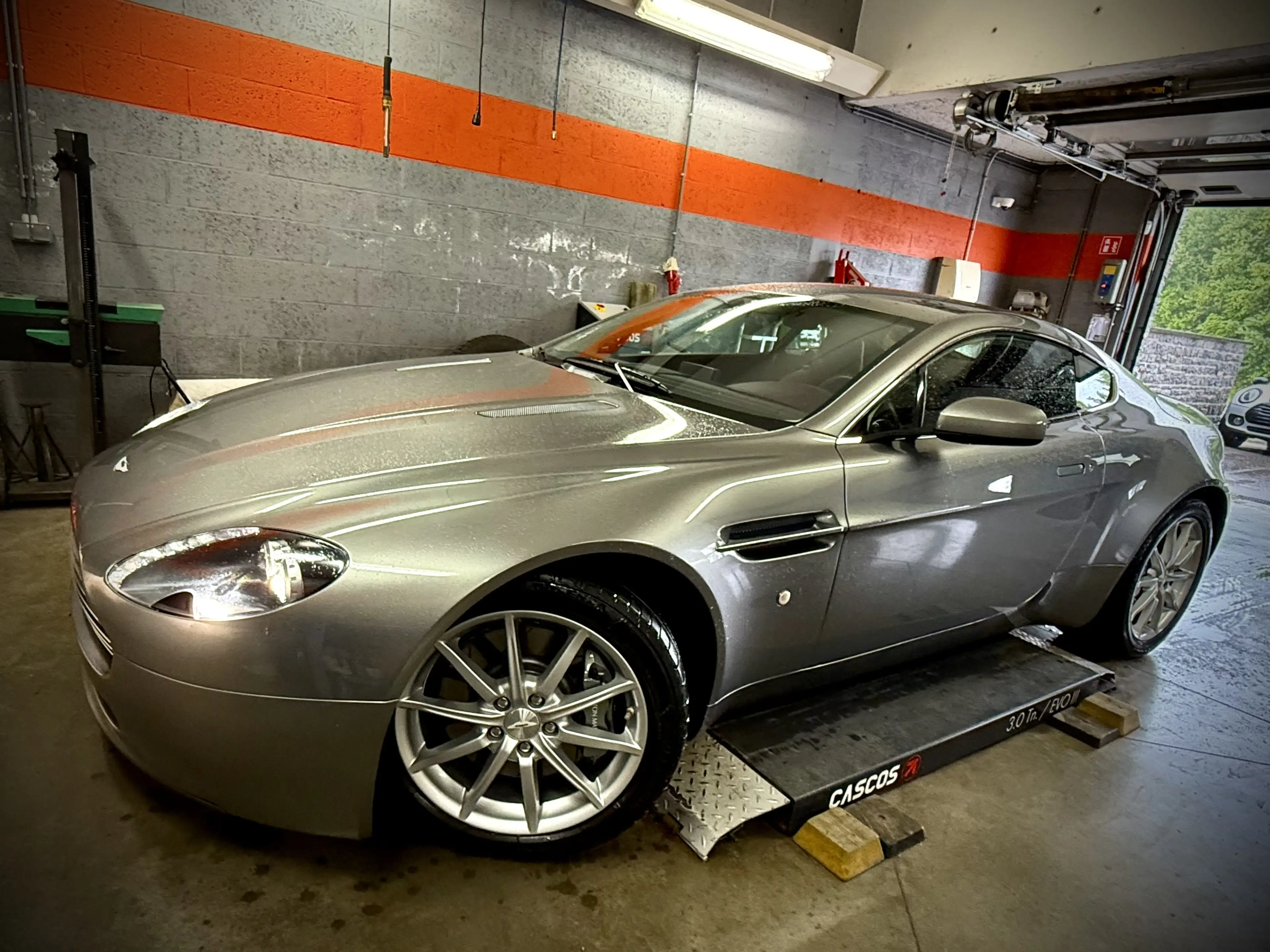 Aston Martin V8 4.3i Sportshift — photo 12