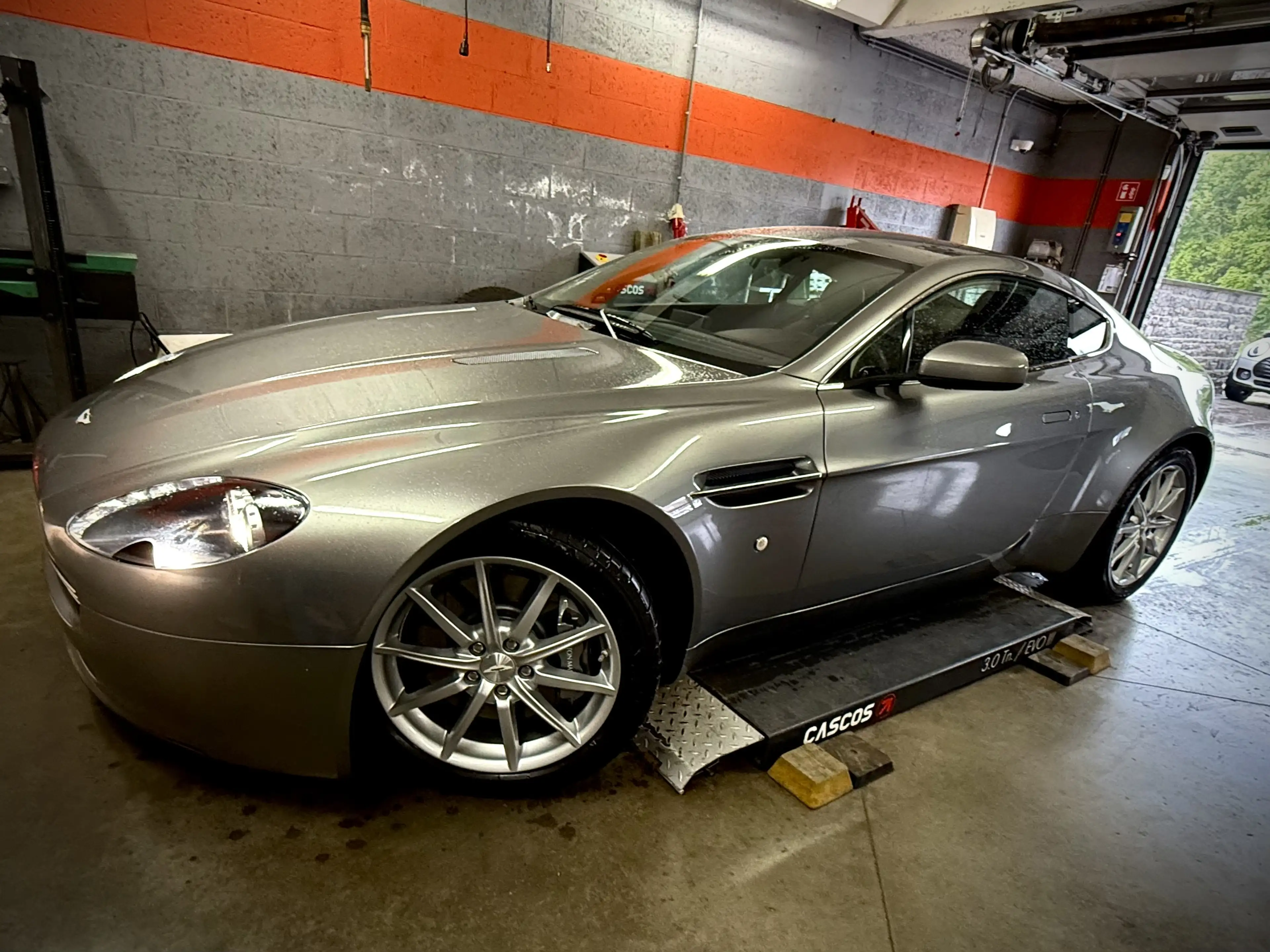 Aston Martin V8 4.3i Sportshift — photo 7