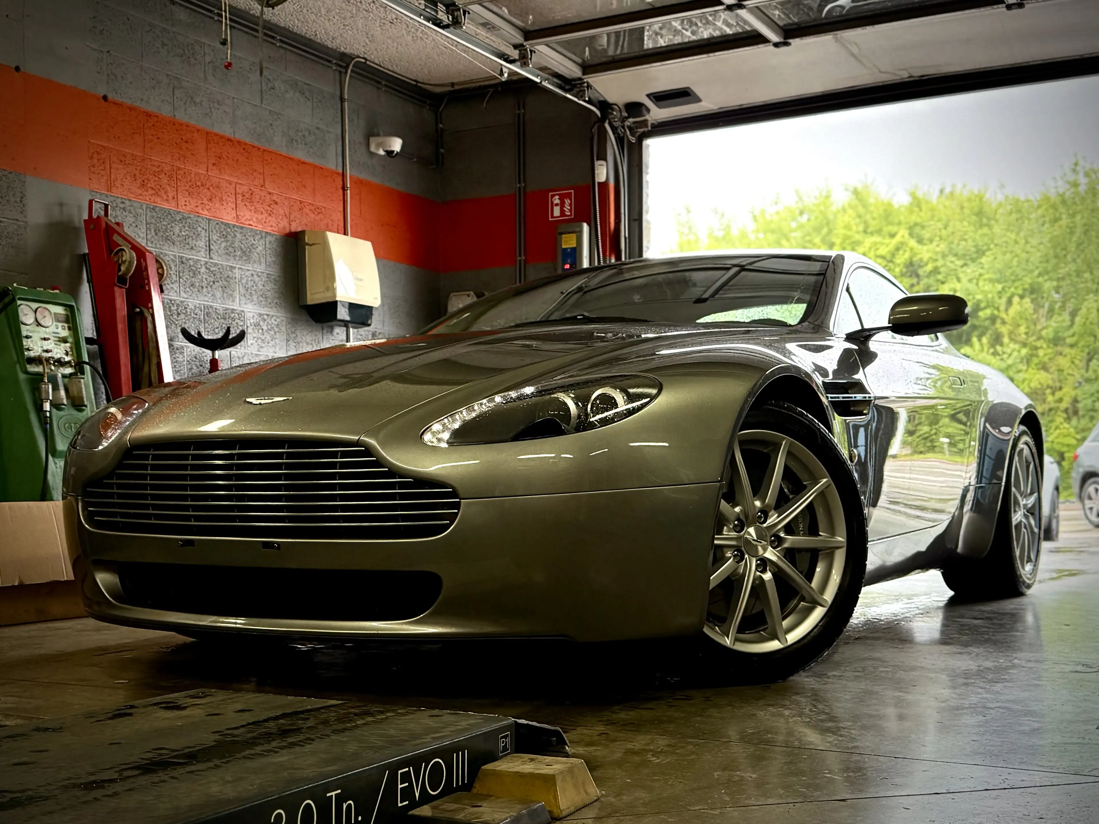 Aston Martin V8 4.3i Sportshift — photo 14