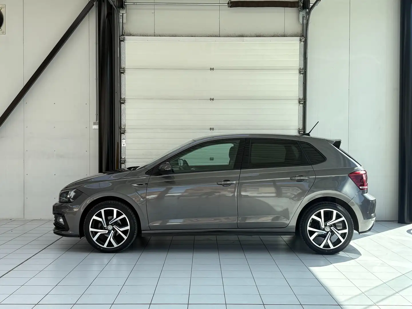 Volkswagen Polo 1.0i *R-LINE*VIR COCKPIT*GPS*CAMERA*CARPLAY*JANTE* Gris - 2