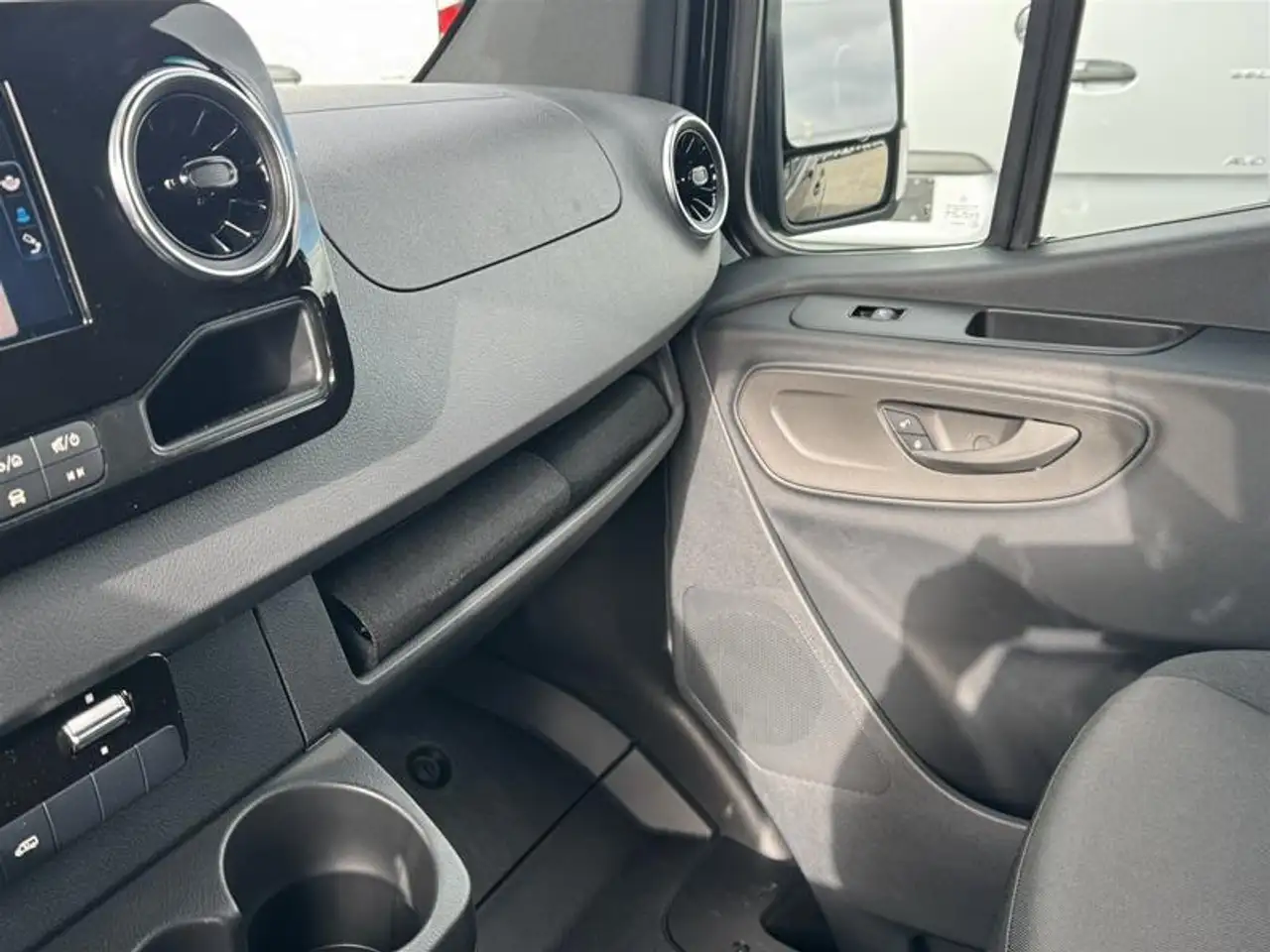 Mercedes-Benz Sprinter снимка Mercedes-Benz Sprinter