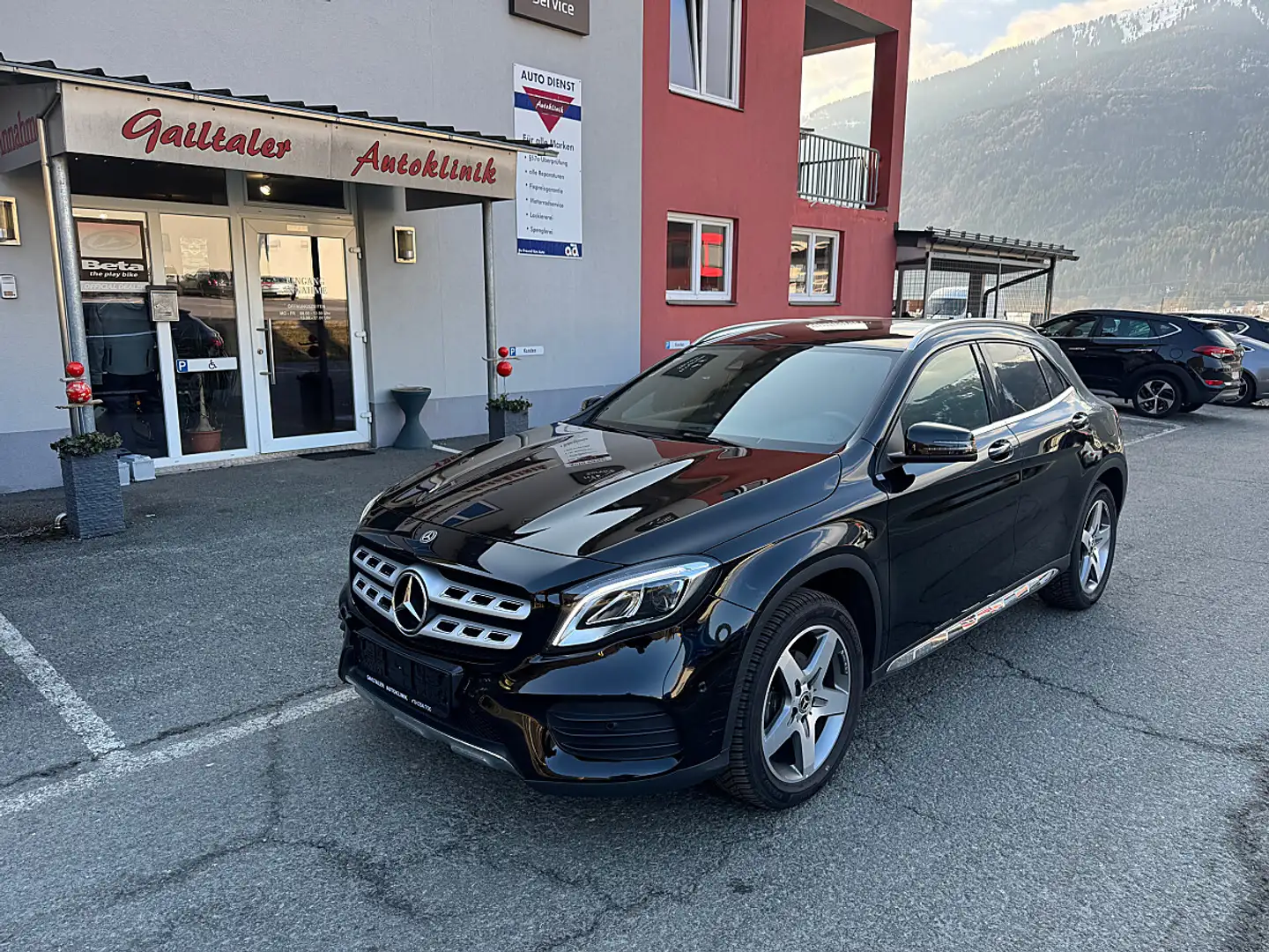Mercedes-Benz GLA 200 d 4MATIC Aut. AMG Line Schwarz - 1