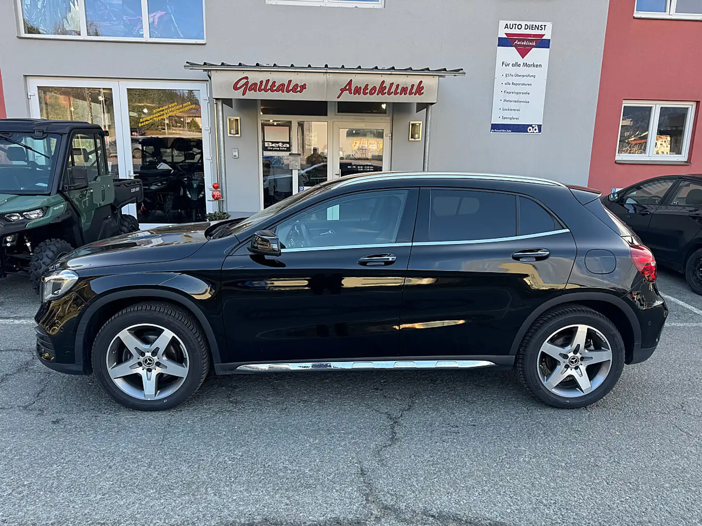 Mercedes-Benz GLA 200 d 4MATIC Aut. AMG Line Schwarz - 2