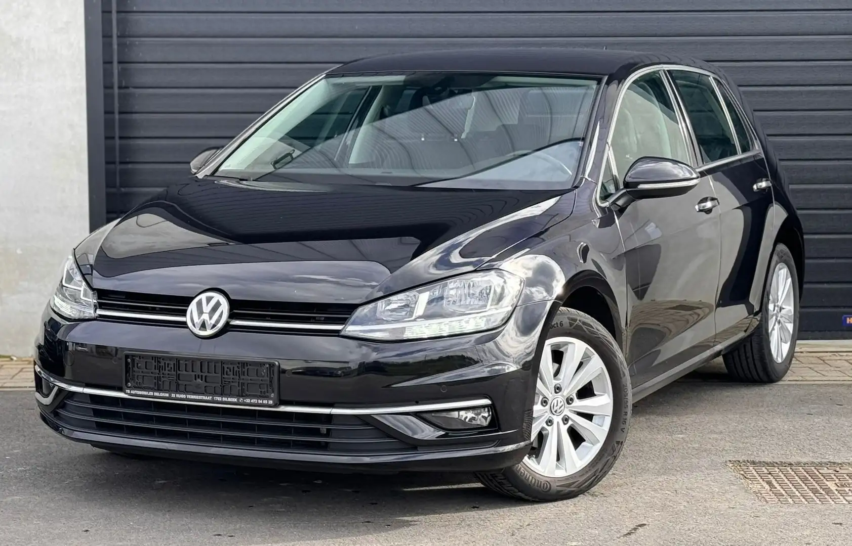 Volkswagen Golf 1.0 TSI Comfortline NAVI-AIRCO-PDC-CARPLAY-SRBCBK Zwart - 1