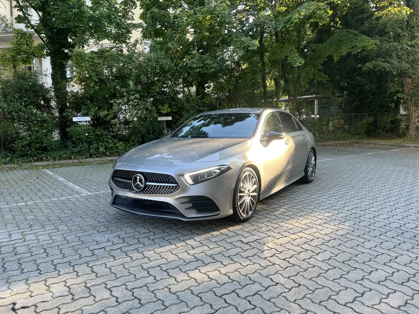 Mercedes-Benz A 220 4MATIC Aut. AMG Line Silber - 1