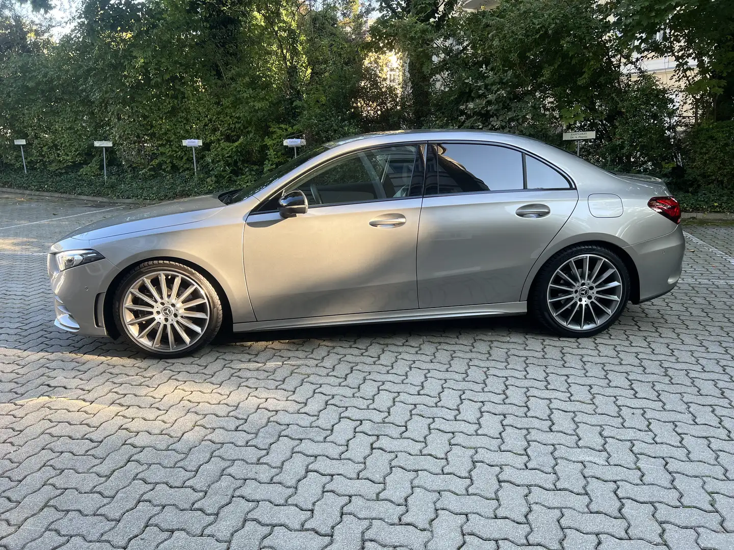 Mercedes-Benz A 220 4MATIC Aut. AMG Line Silber - 2