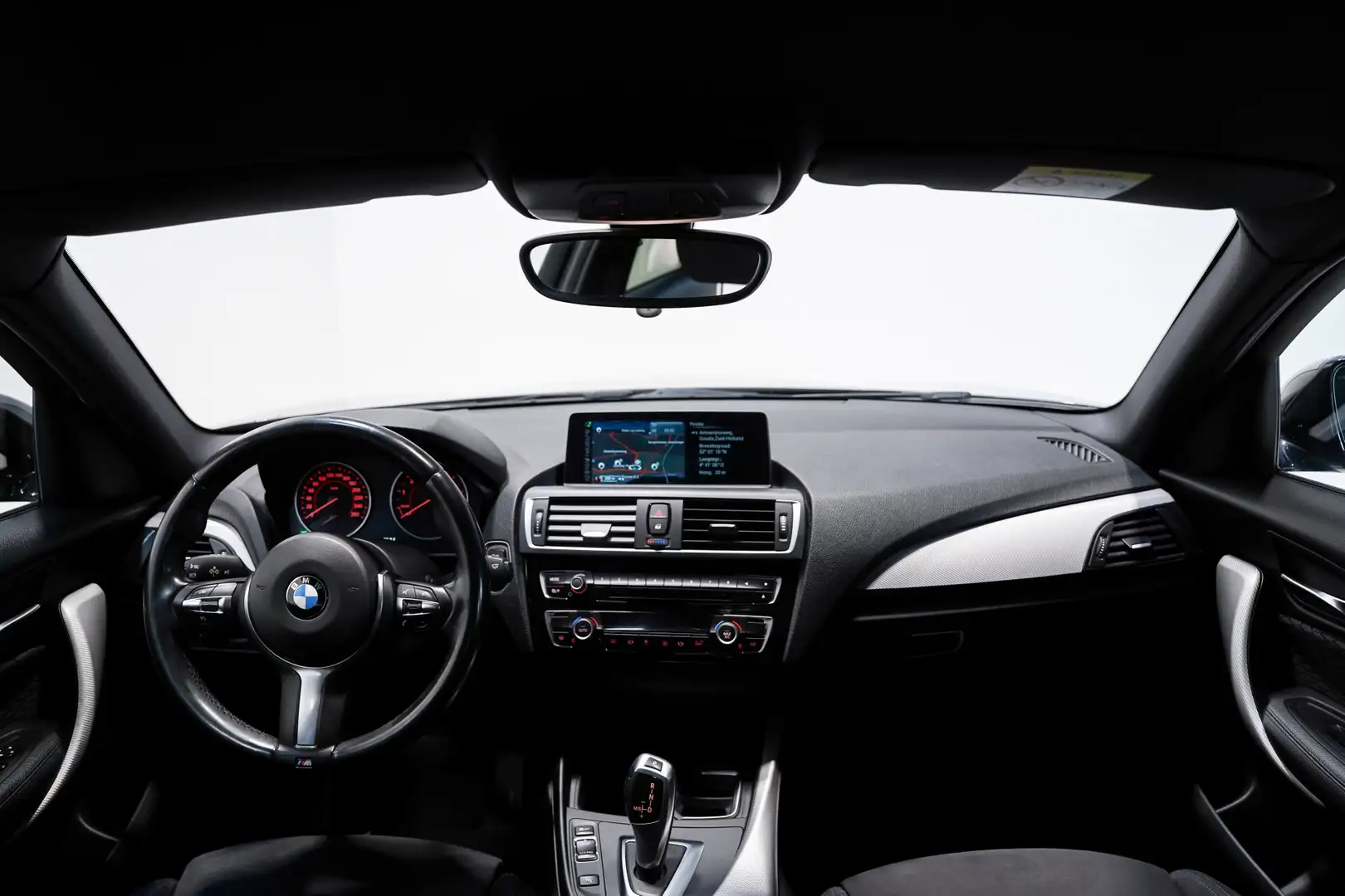 BMW 120 1 Serie 5-deurs 120i M Sportpakket Aut. Grijs - 2