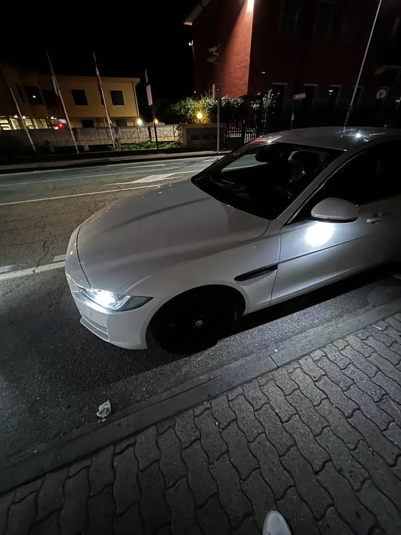 Jaguar XE 2.0d 180cv automatica - 1