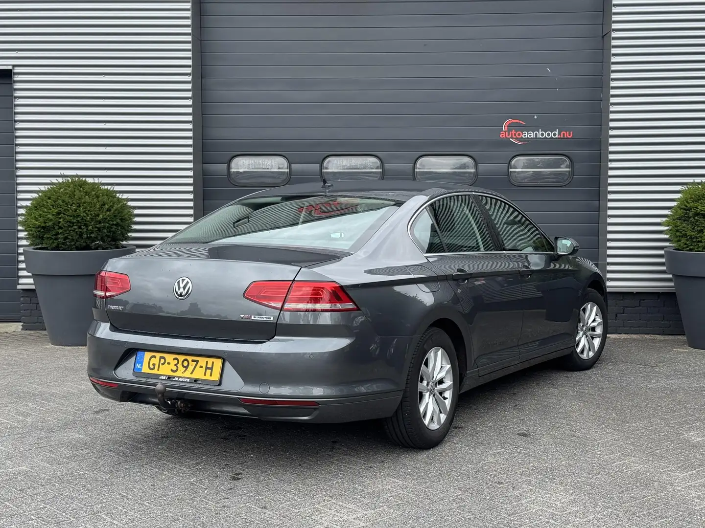 Volkswagen Passat 1.4 TSI ACT Comfortline | Navigatie | Trekhaak | L Grijs - 2