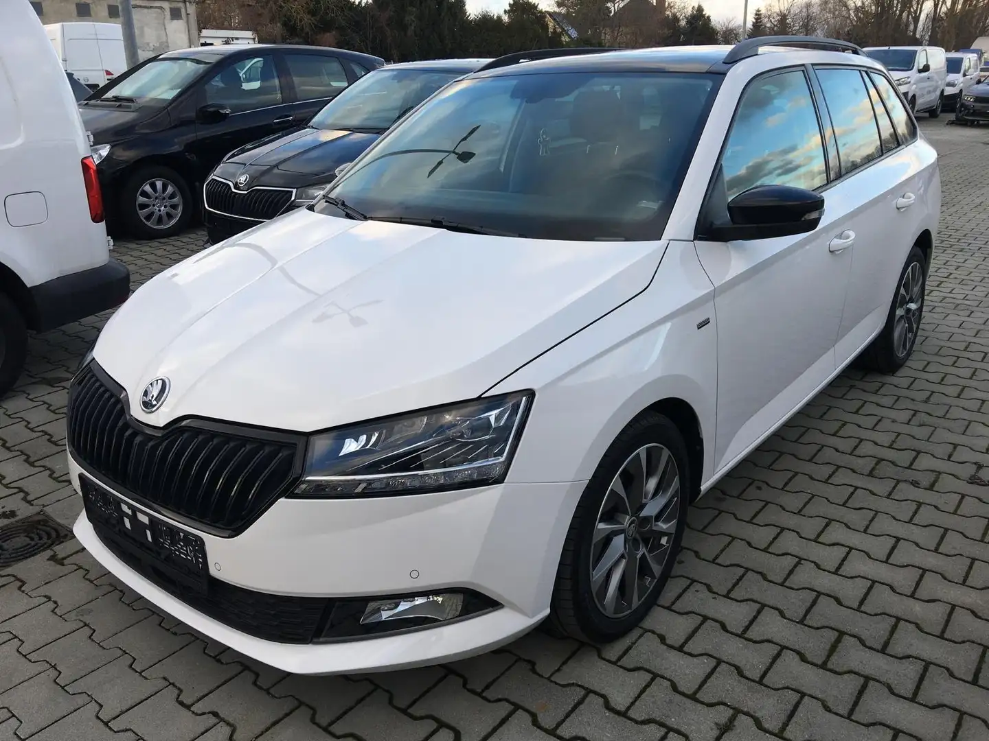 Skoda Fabia Combi Clever Klima PDC LED Navi SHz Bluet. PANO Blanc - 1