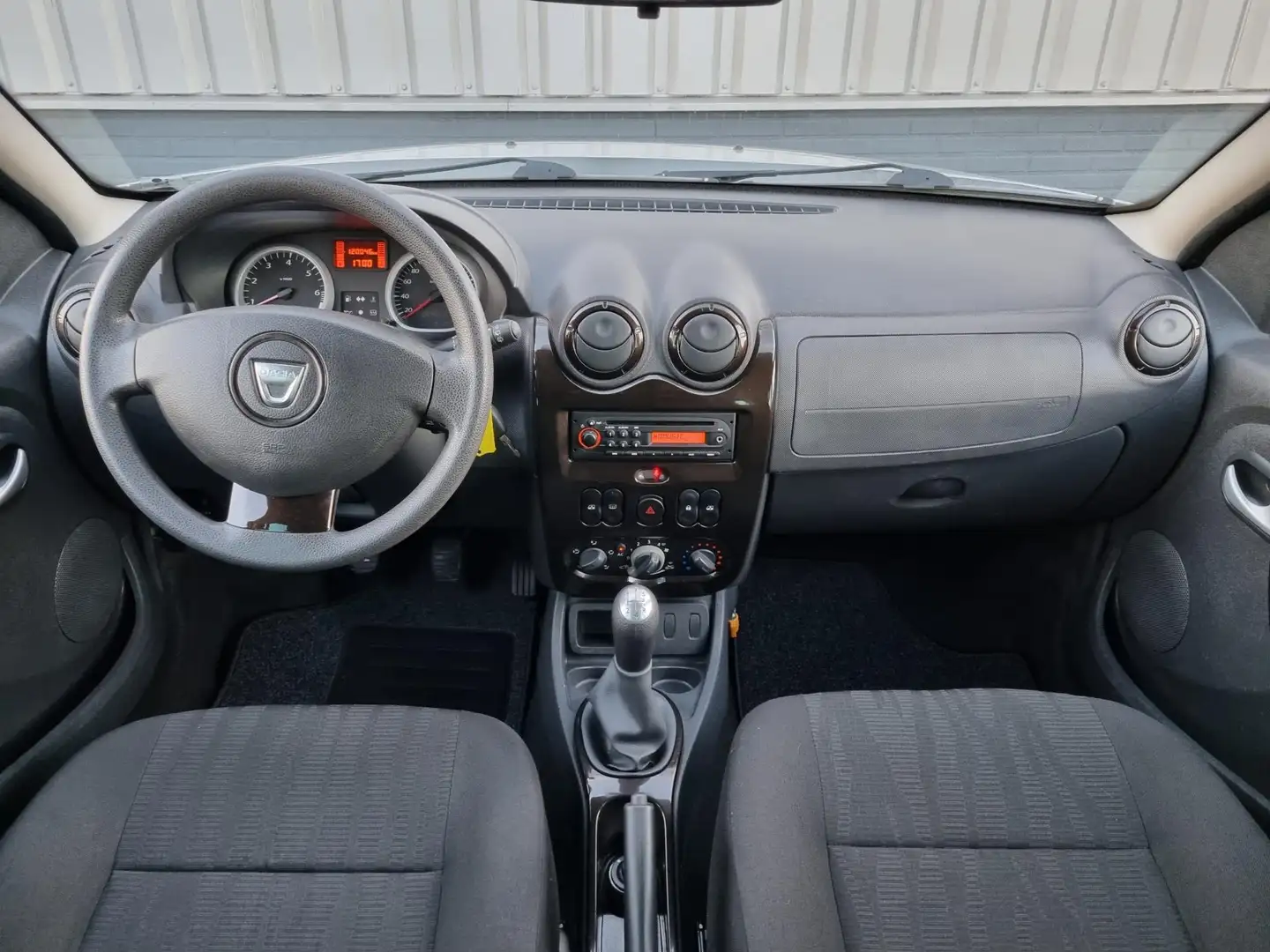 Dacia Duster 1.6 Lauréate 2wd | VAN 2e EIGENAAR | TREKHAAK | Grijs - 2