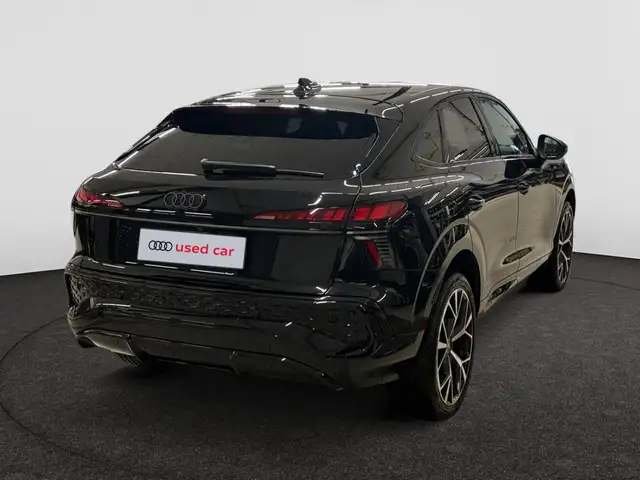 Audi Q3 view 13