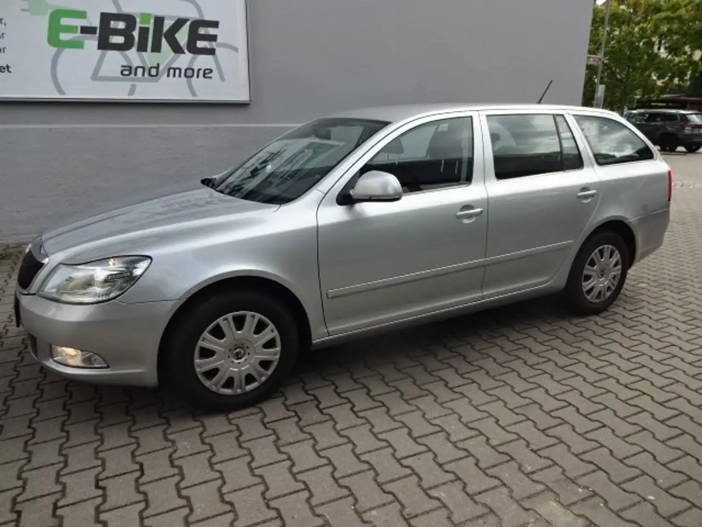 Skoda Octavia Combi 1.6  Elegance Plateado - 2