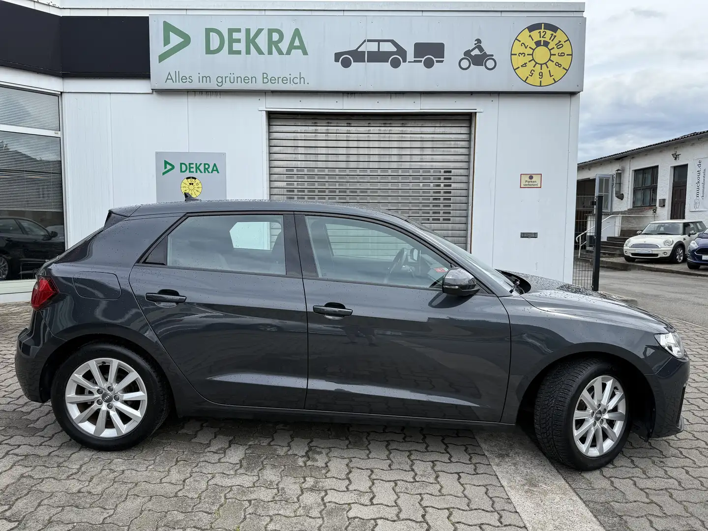 Audi A1 30 TFSI advanced 5trg. DSG mit Klima/Navi/Alus/PDC Šedá - 2