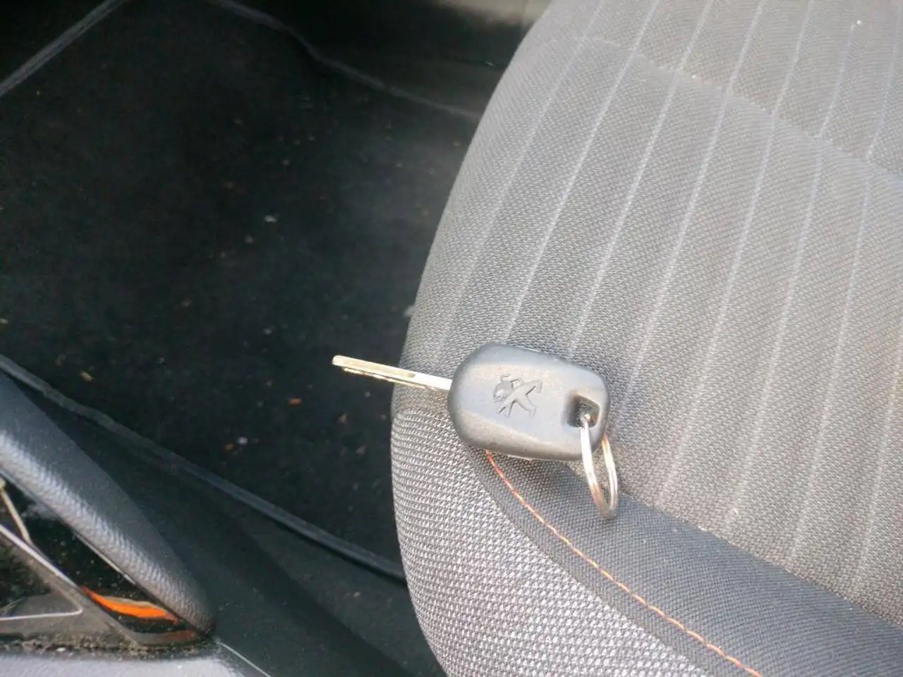 Peugeot 208 208 — photo 5