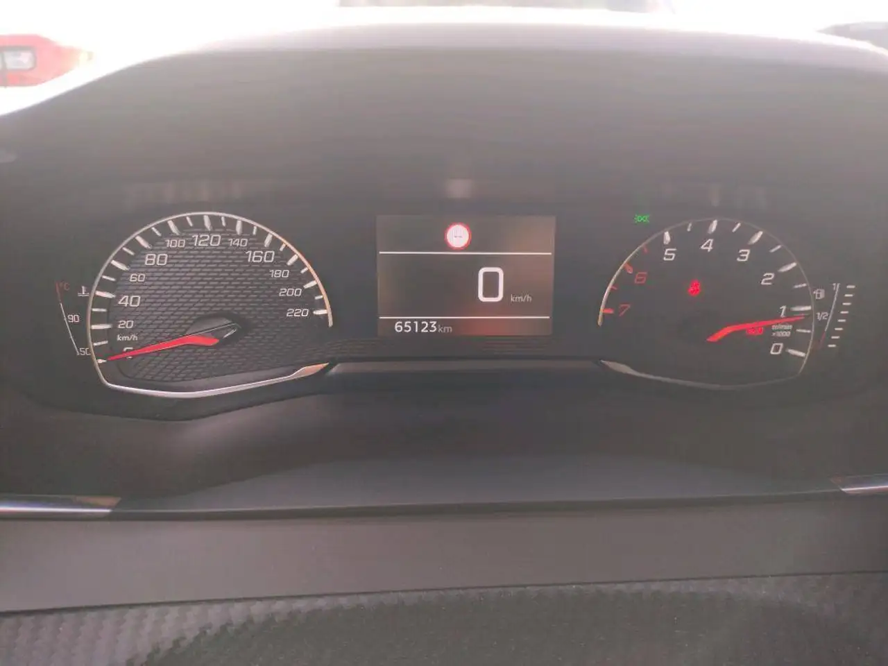 Peugeot 208 208 — photo 11