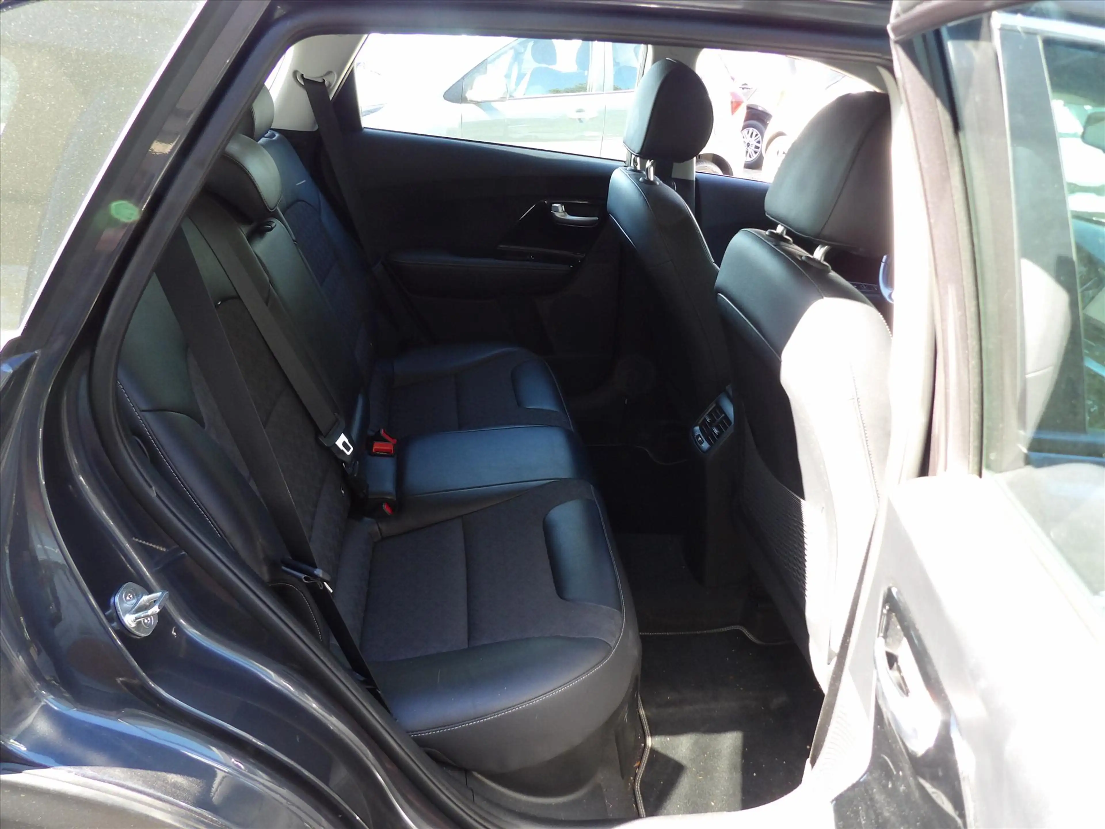 Kia Niro 1.6 GDi Hybrid AUTOMAAT DynamicLine Org. Ned. — photo 21