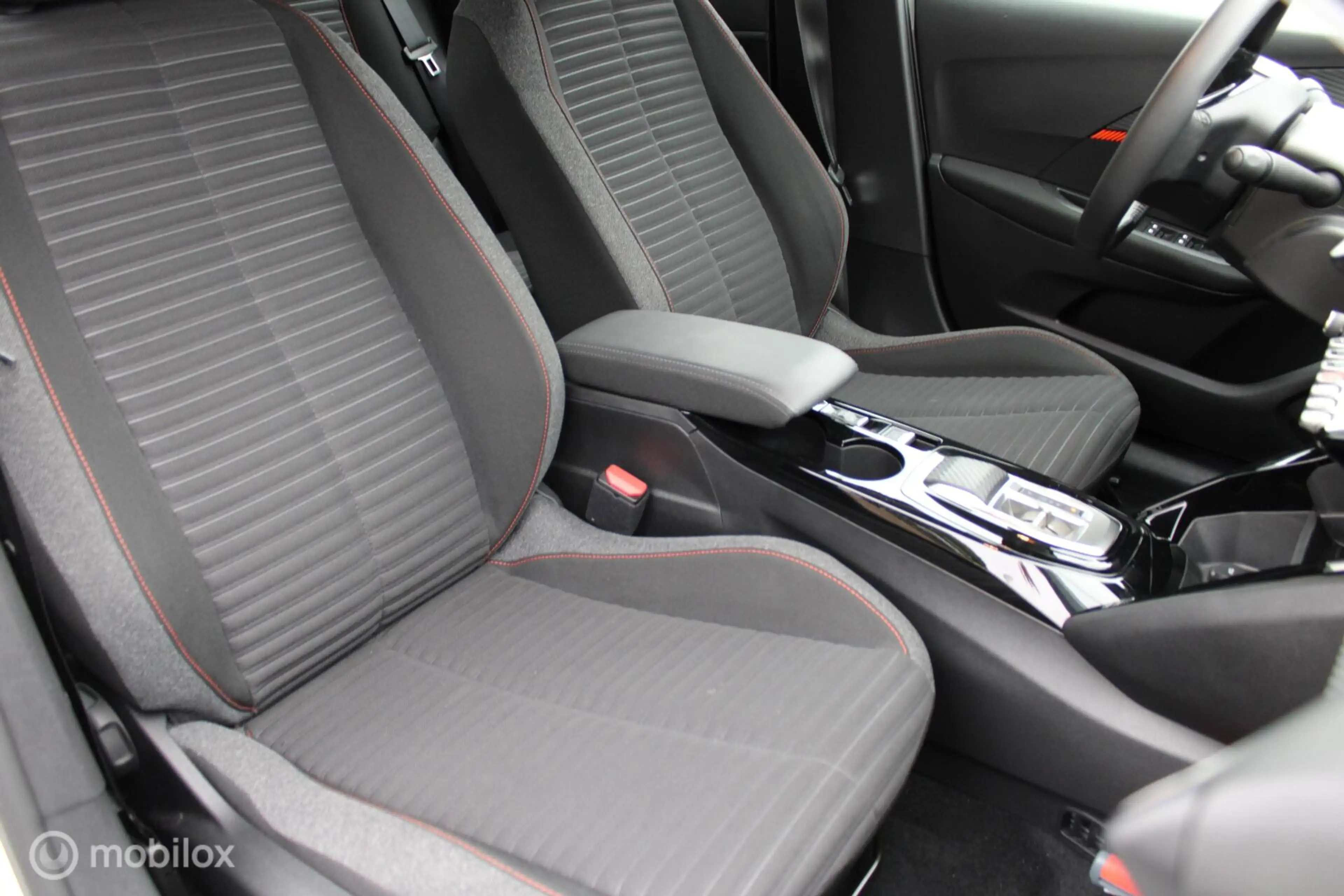 Peugeot e-208 EV Active Pack 50 kWh, Navi/app connect, Led verli — photo 14