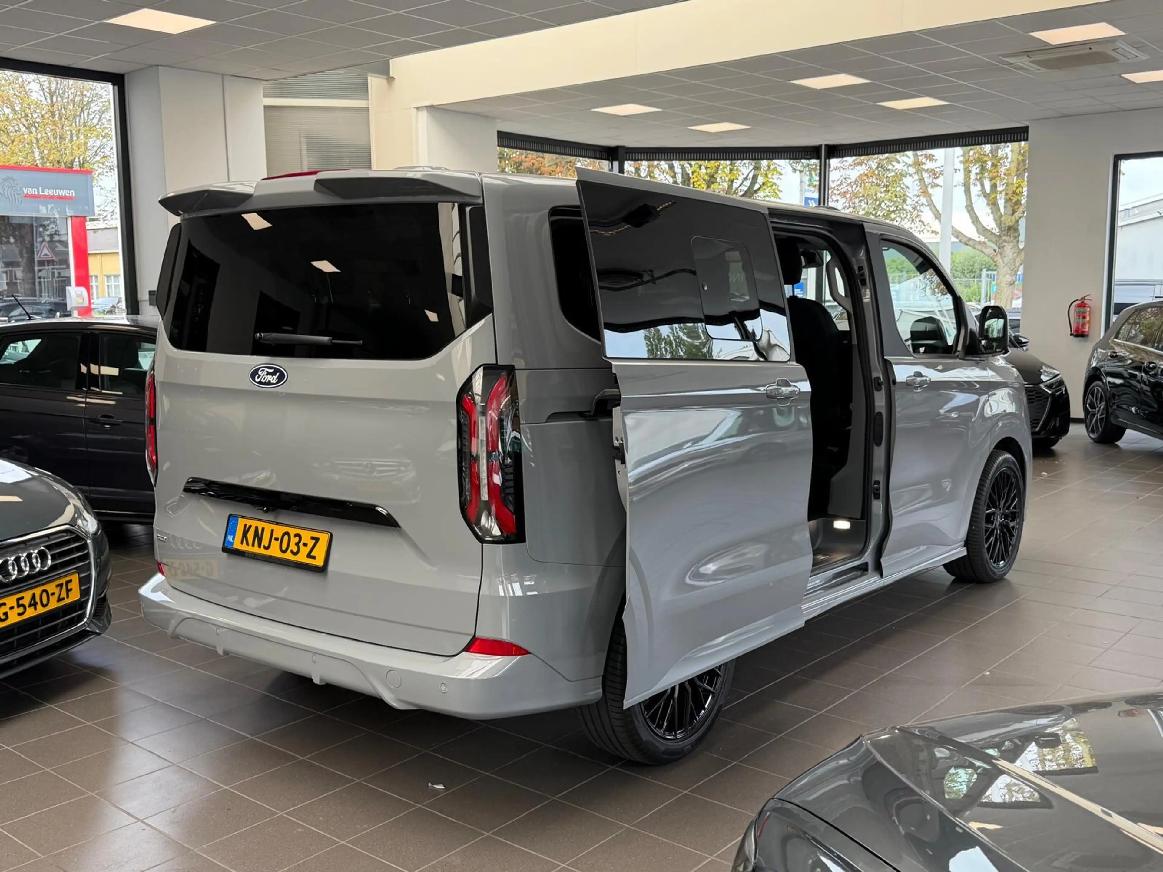 Ford Tourneo Connect Titanium PHEV L2 8p / Panorama / memory / led / ca — photo 7