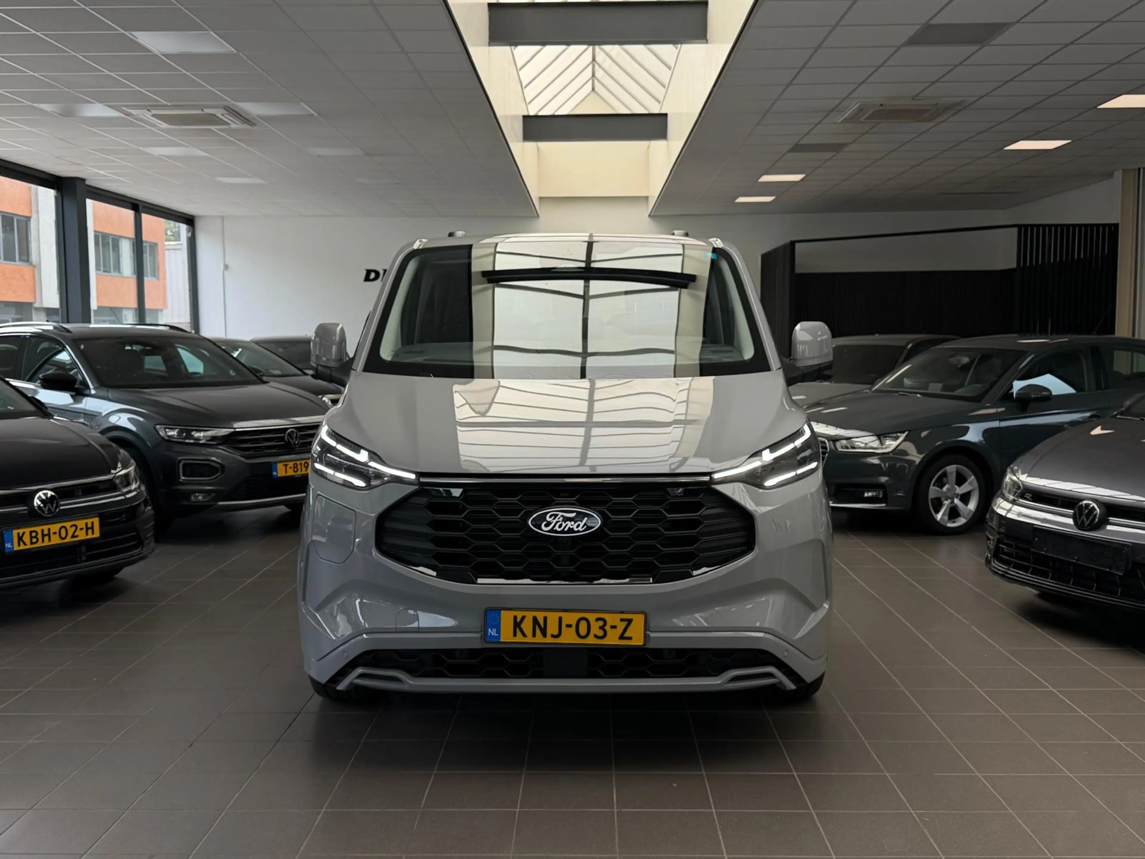 Ford Tourneo Connect Titanium PHEV L2 8p / Panorama / memory / led / ca — photo 3