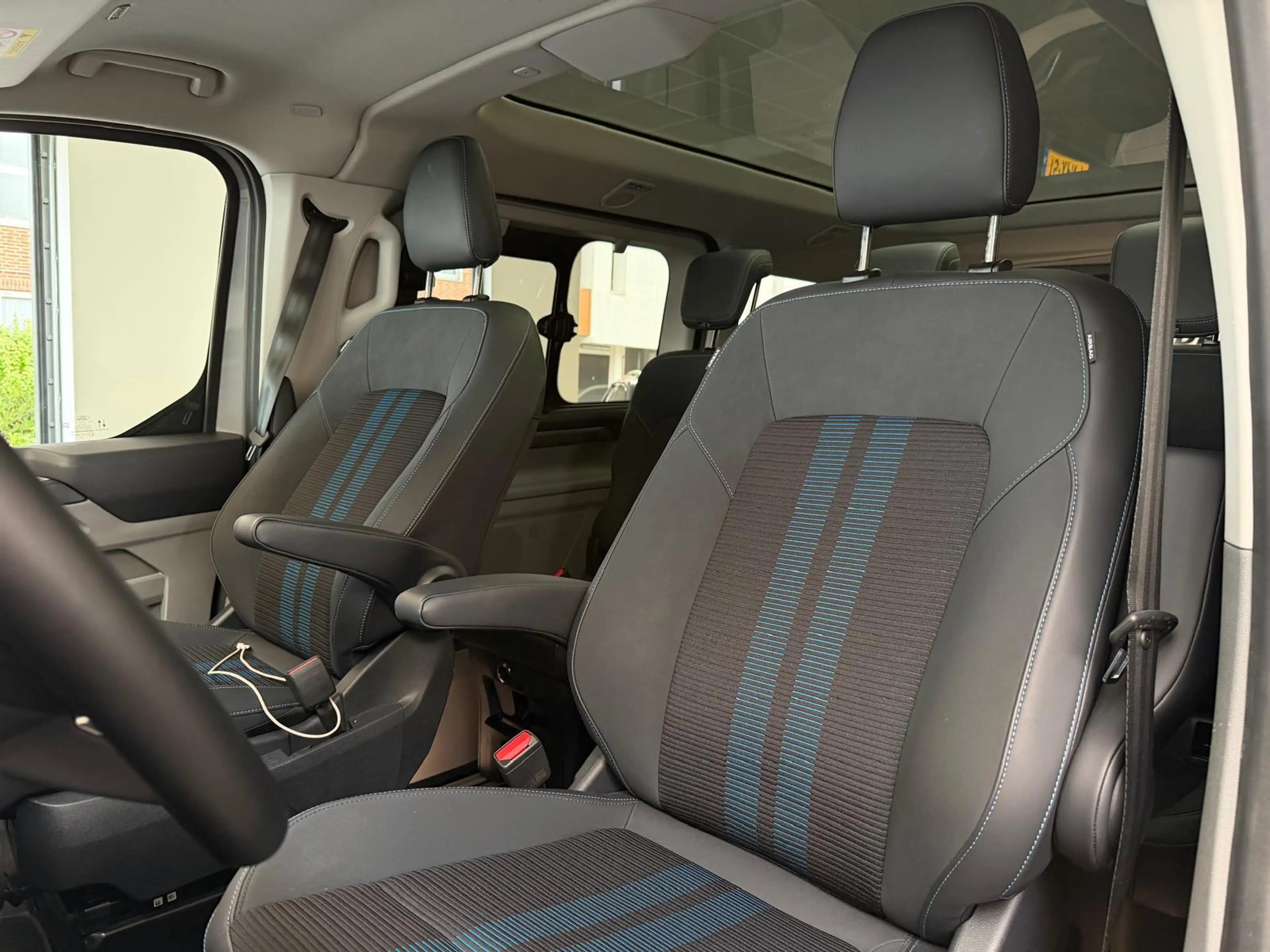 Ford Tourneo Connect Titanium PHEV L2 8p / Panorama / memory / led / ca — photo 2