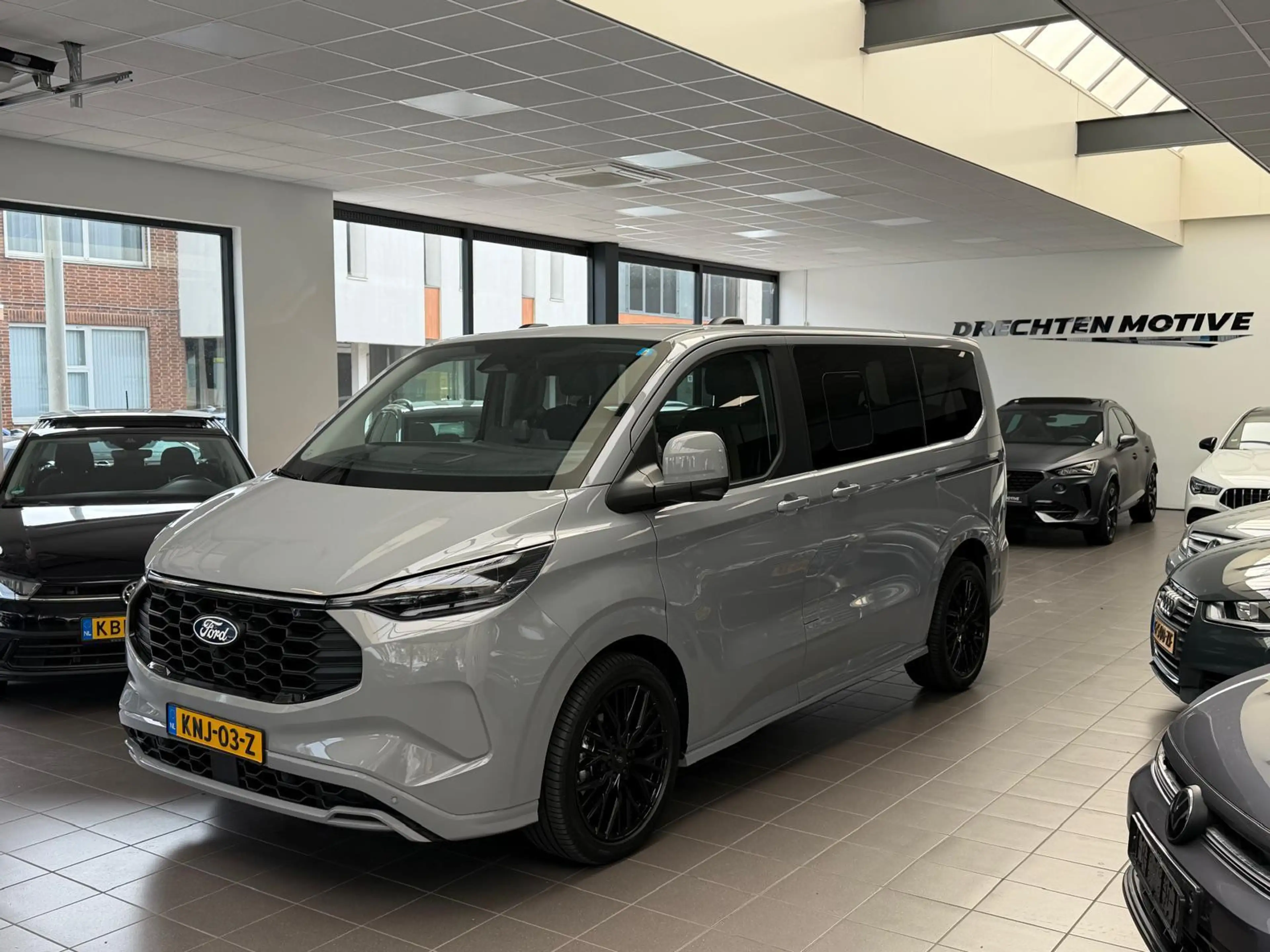 Ford Tourneo Connect Titanium PHEV L2 8p / Panorama / memory / led / ca