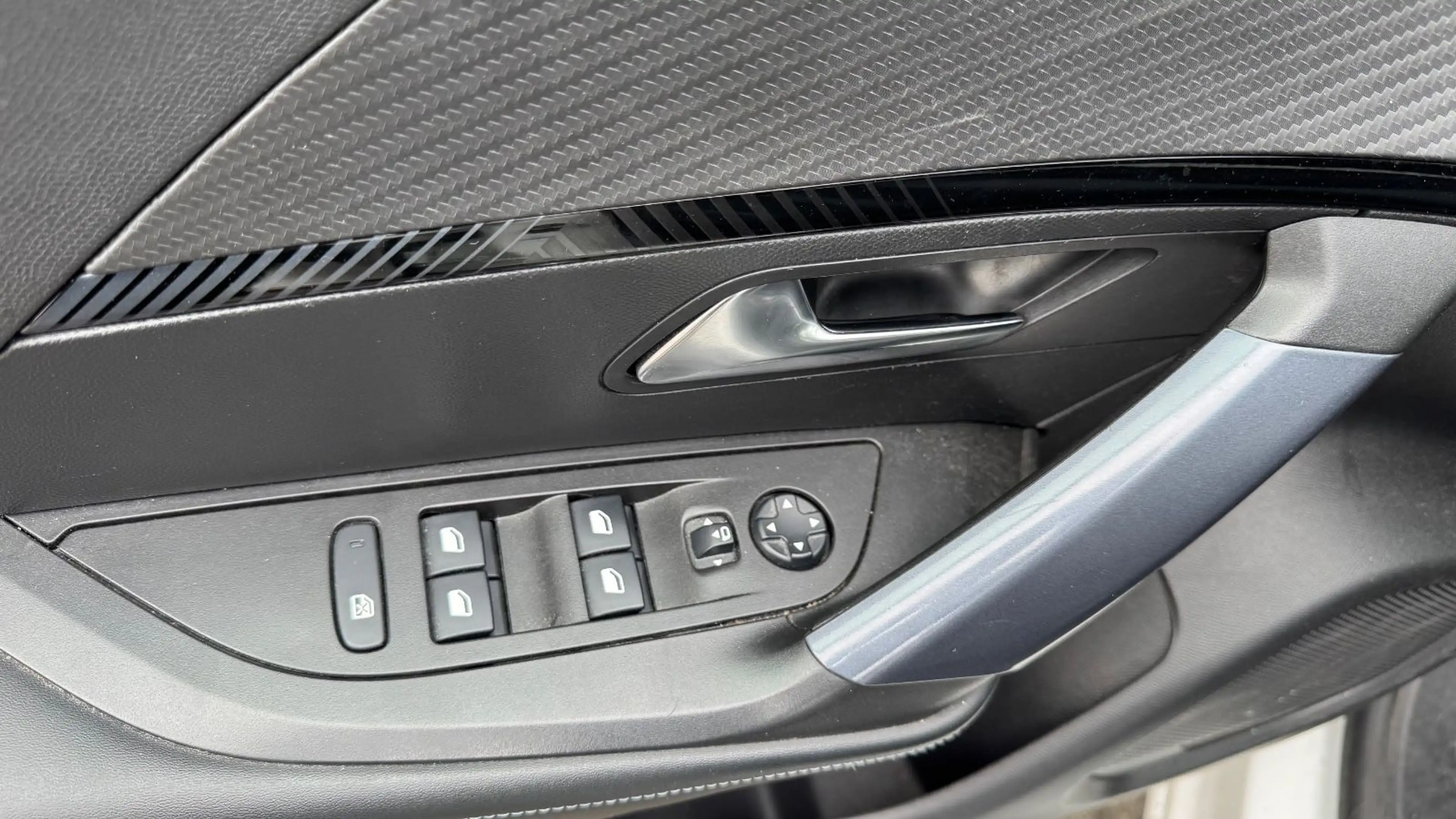 Peugeot 2008 HDi NAVI LEDER KAMER ACC AHK TEMP SITZH PDC — photo 10