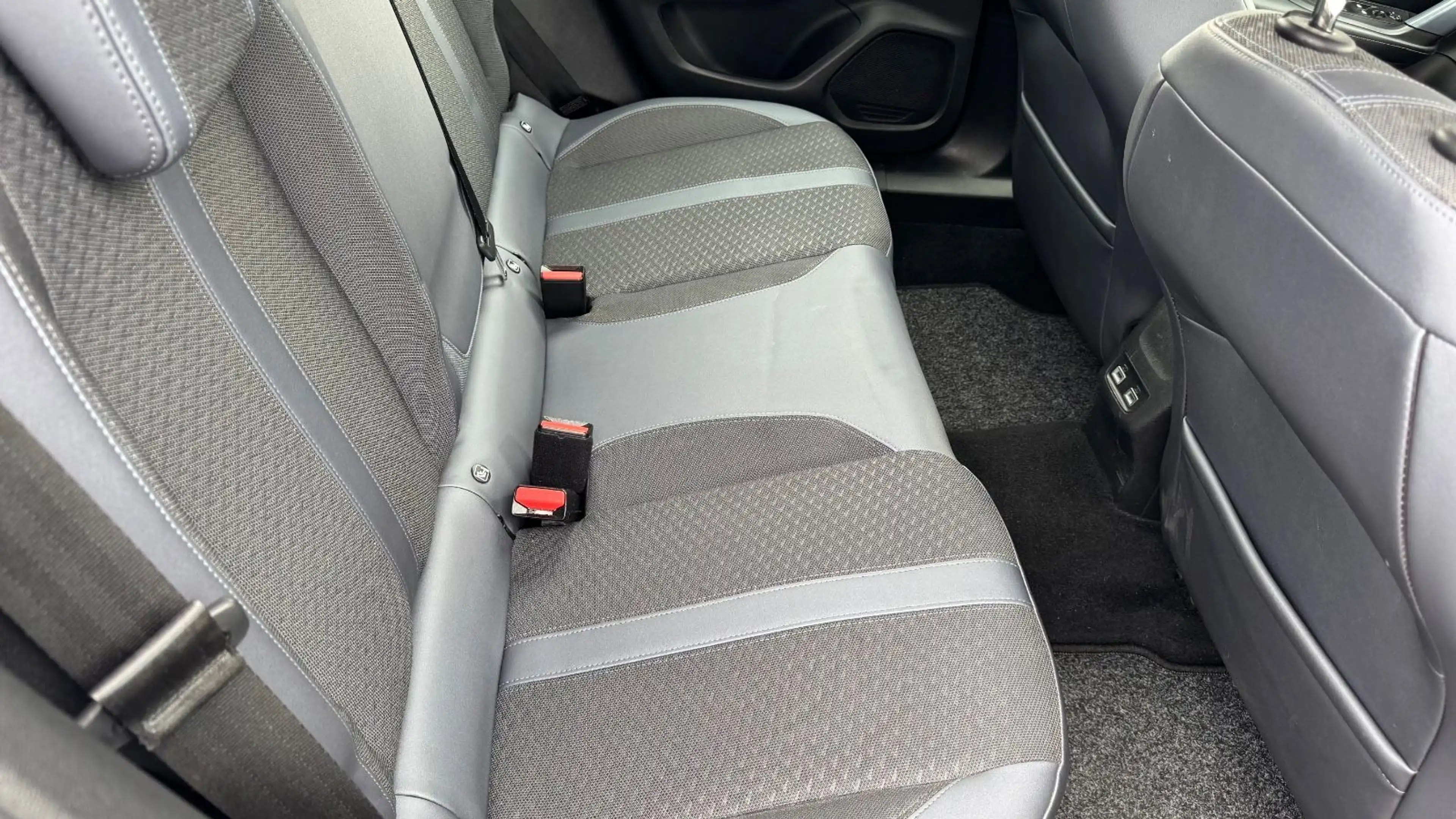 Peugeot 2008 HDi NAVI LEDER KAMER ACC AHK TEMP SITZH PDC — photo 13