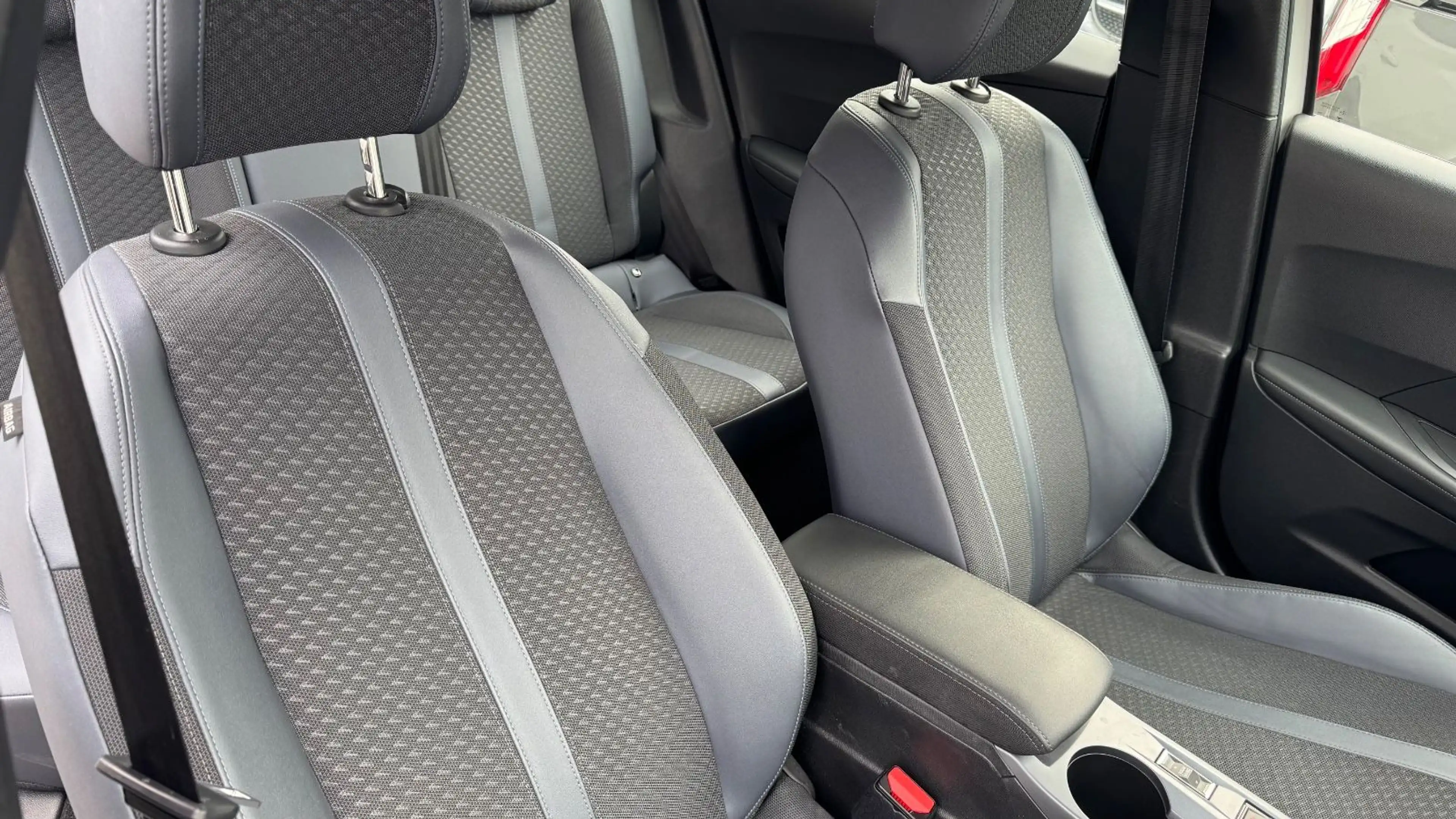Peugeot 2008 HDi NAVI LEDER KAMER ACC AHK TEMP SITZH PDC — photo 15