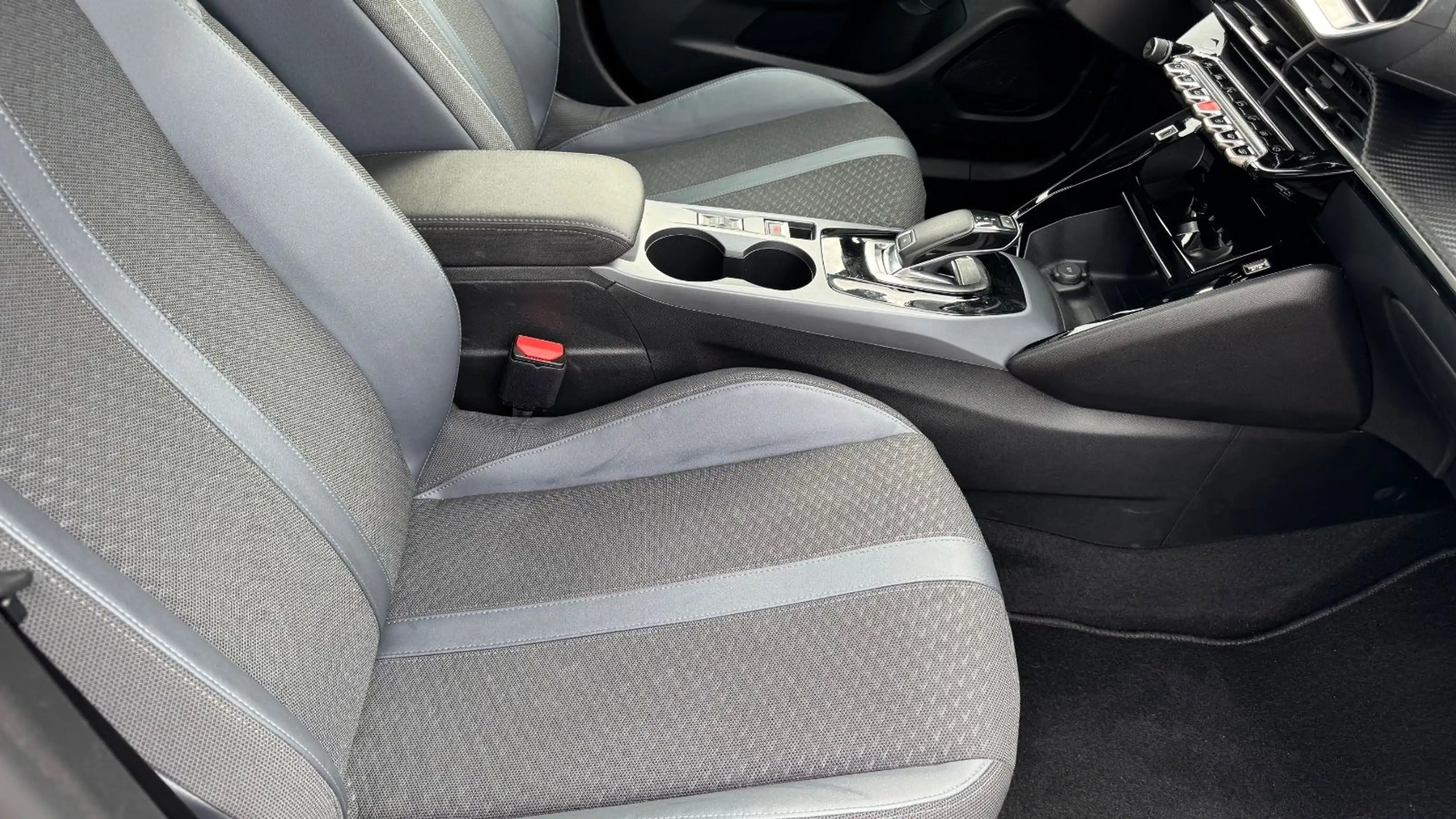 Peugeot 2008 HDi NAVI LEDER KAMER ACC AHK TEMP SITZH PDC — photo 14