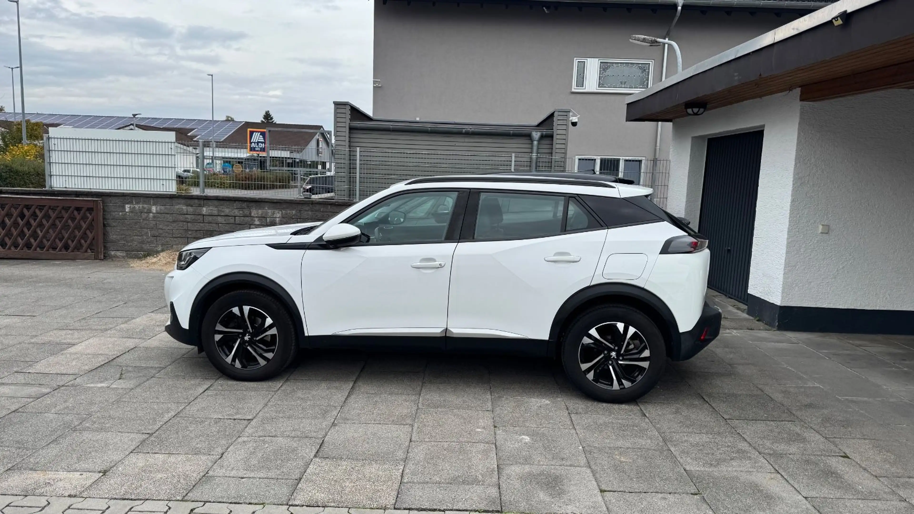 Peugeot 2008 HDi NAVI LEDER KAMER ACC AHK TEMP SITZH PDC