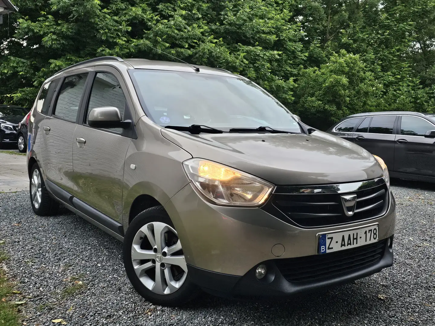 Dacia Lodgy 1.2 TCe * 1 MAIN * 7 PLACES * NAVI+CRUISE+AIRCO+.. Beige - 1