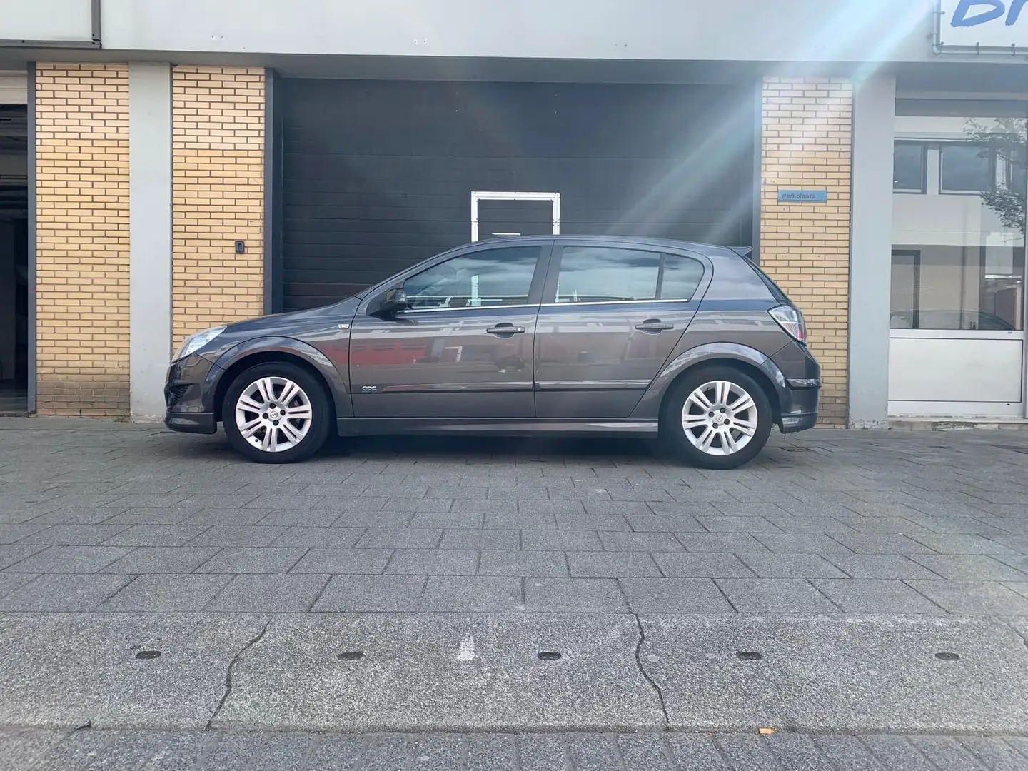 Opel Astra 1.4 Temptation Grijs - 1