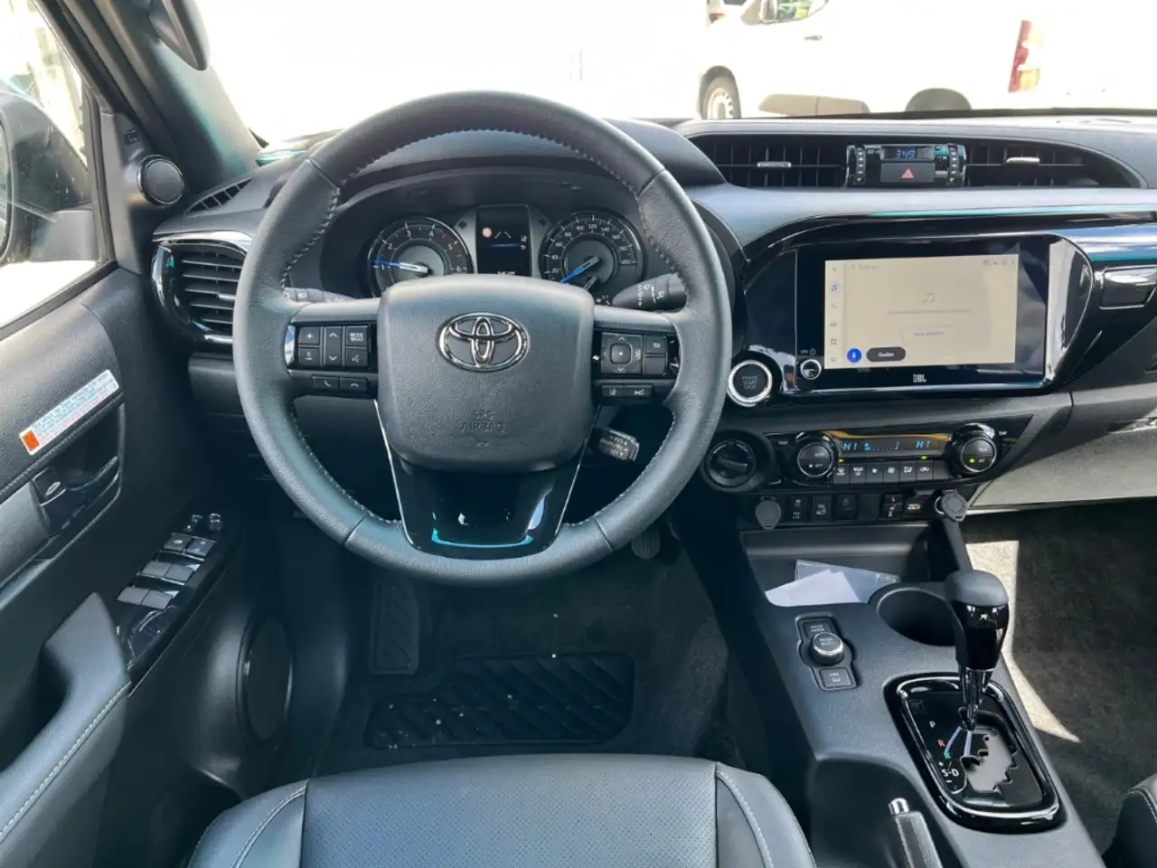 Toyota Hilux Double Cab Invincible 4x4 - On Stock 15