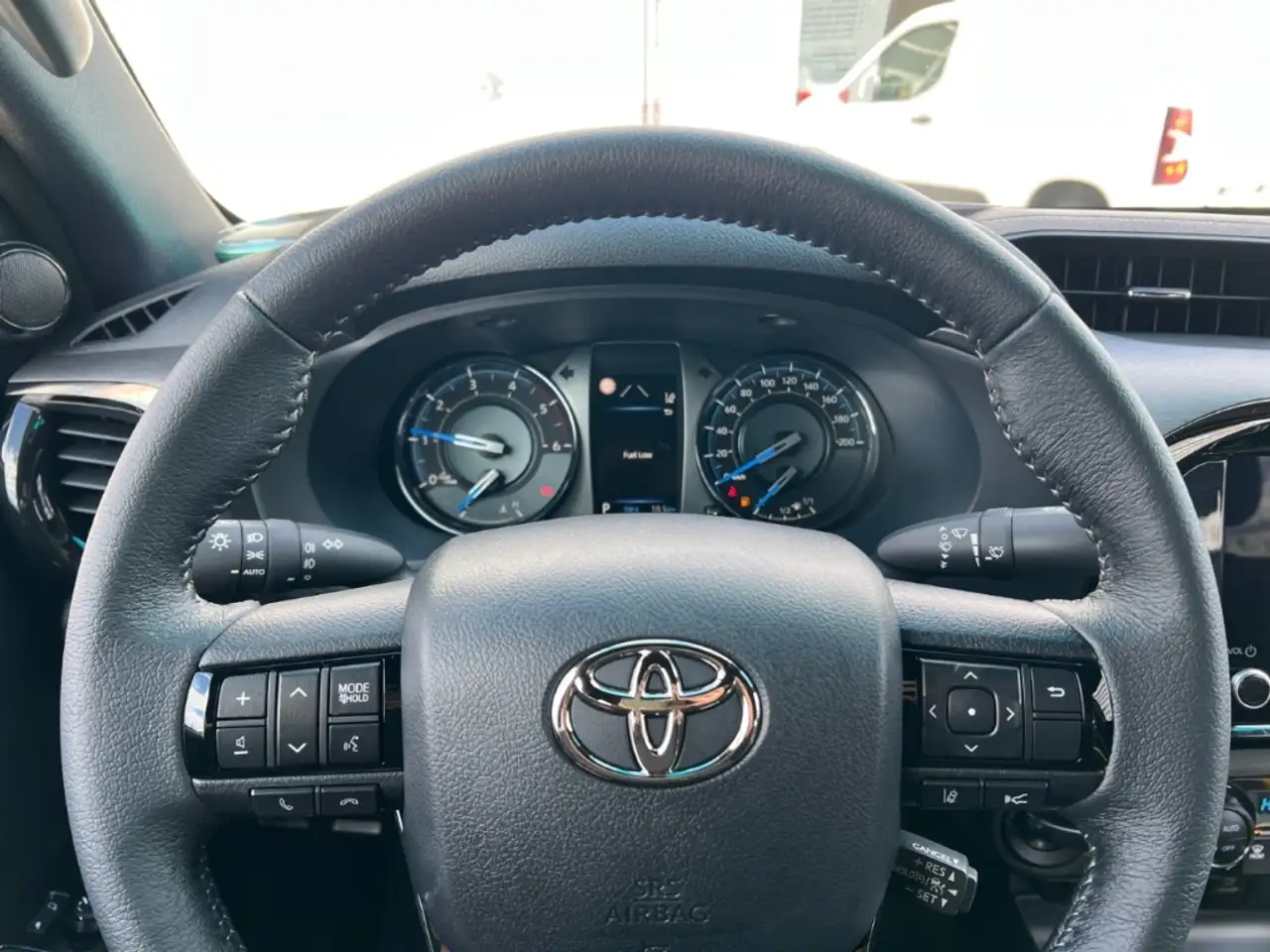 Toyota Hilux Double Cab Invincible 4x4 - On Stock 16