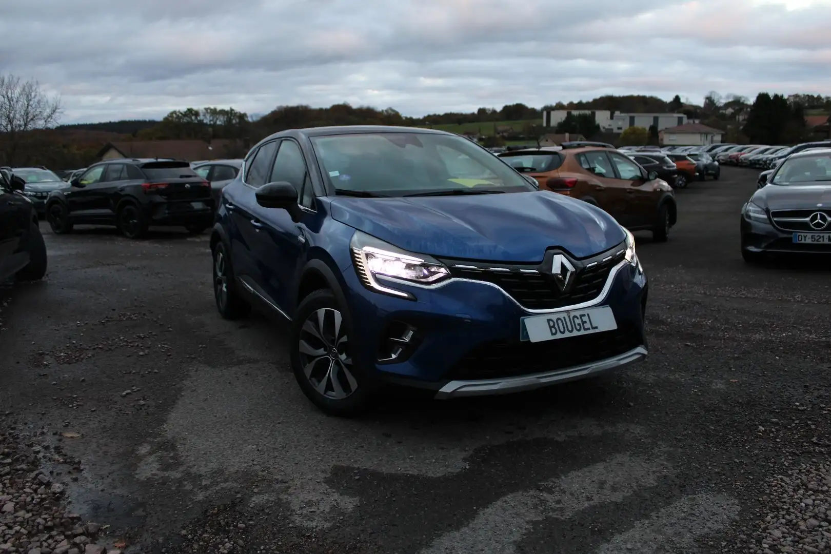 Renault Captur TCE 100 INTENSE GPS 3D CAMÉRA RE USB JA 17 ATTELAGE FULL LED I-COKPIT RÉGULATEUR Bleu - 1