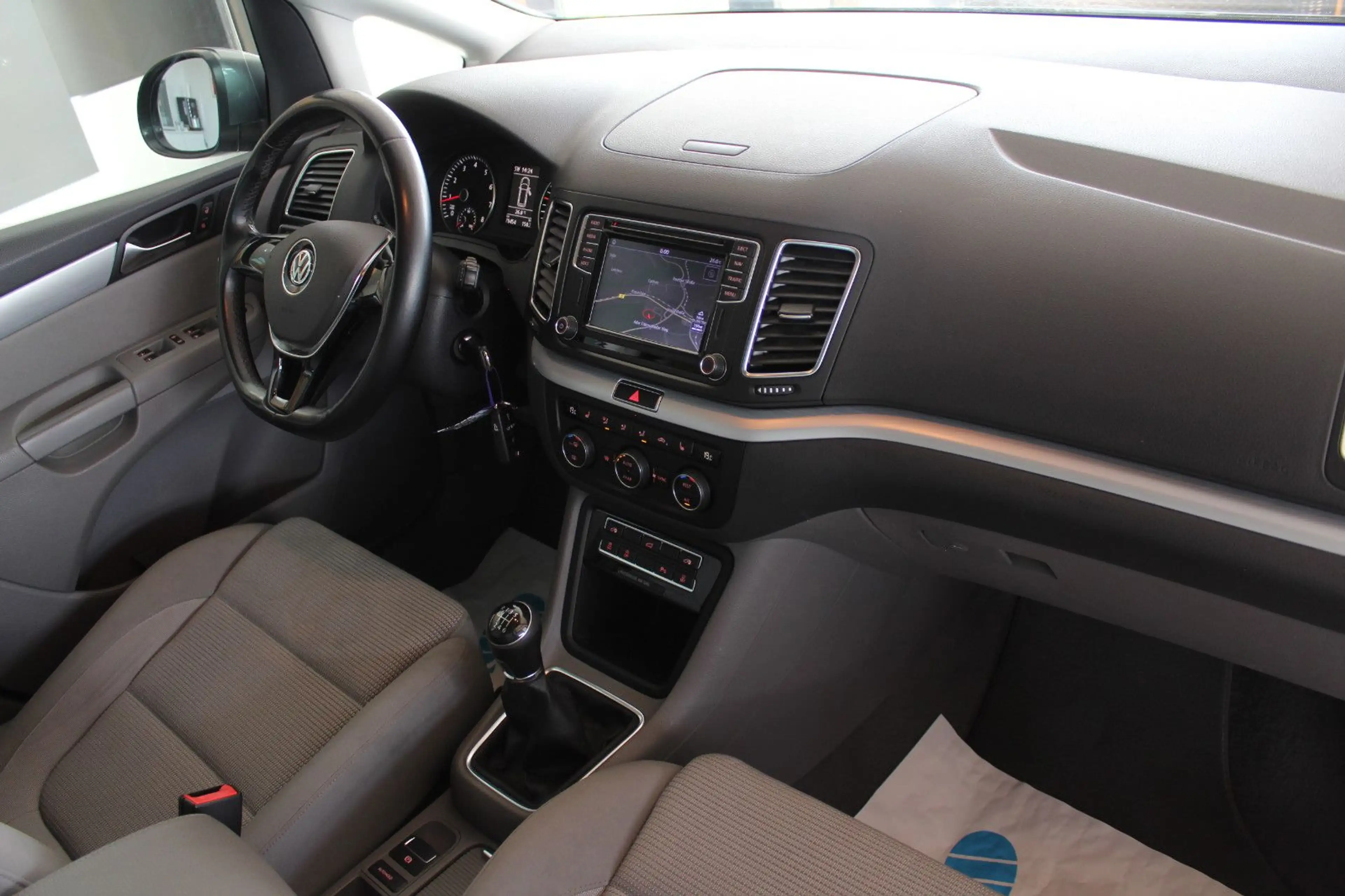 Volkswagen Sharan 1.4 TSI Comfortline*NAVI*7.SiTZER*KAMERA* — photo 11